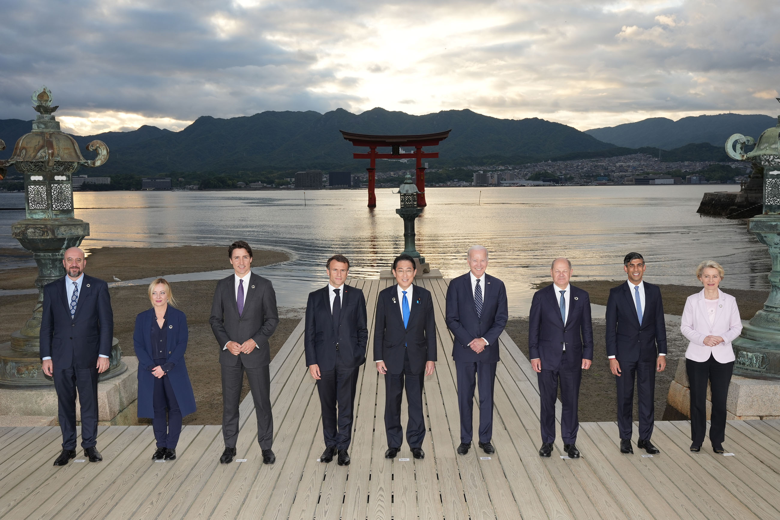 Prime Minister Kishida visiting Itsukushima Shrine (3)