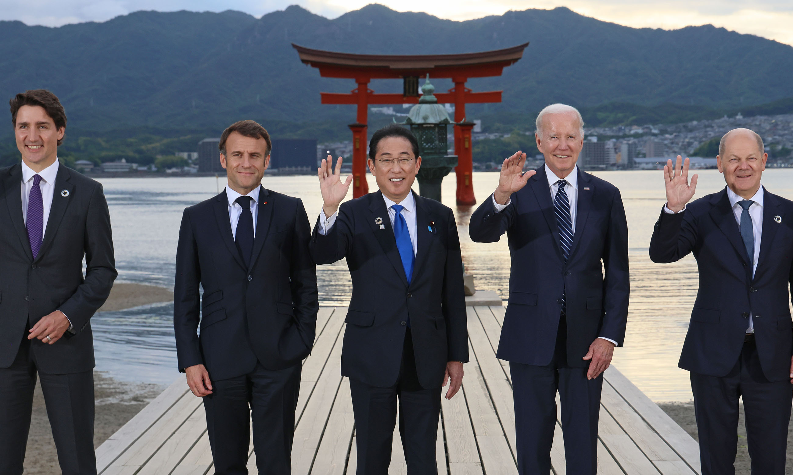 Prime Minister Kishida visiting Itsukushima Shrine (4)