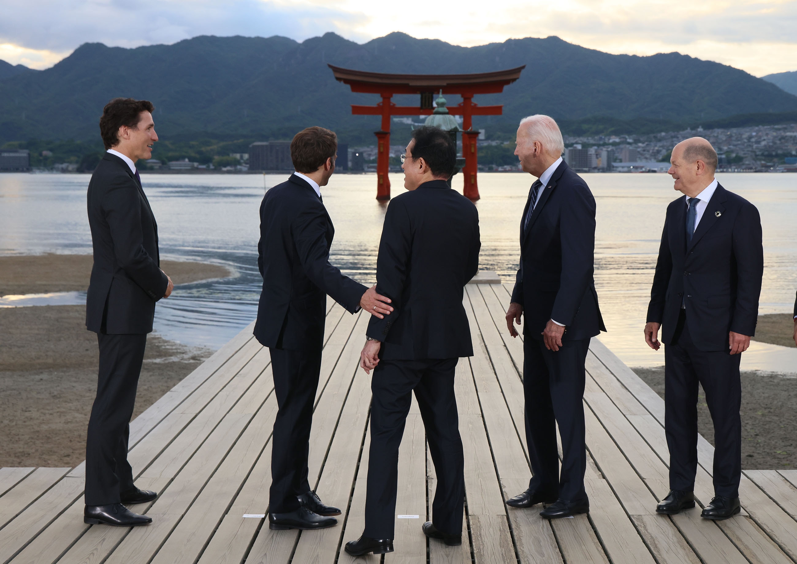 Prime Minister Kishida visiting Itsukushima Shrine (5)