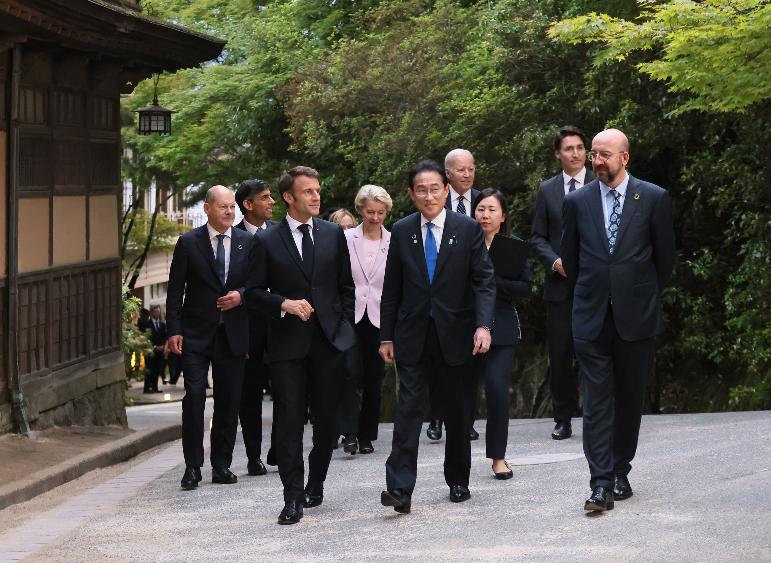 Prime Minister Kishida heading to the Session 3 (working dinner) venue