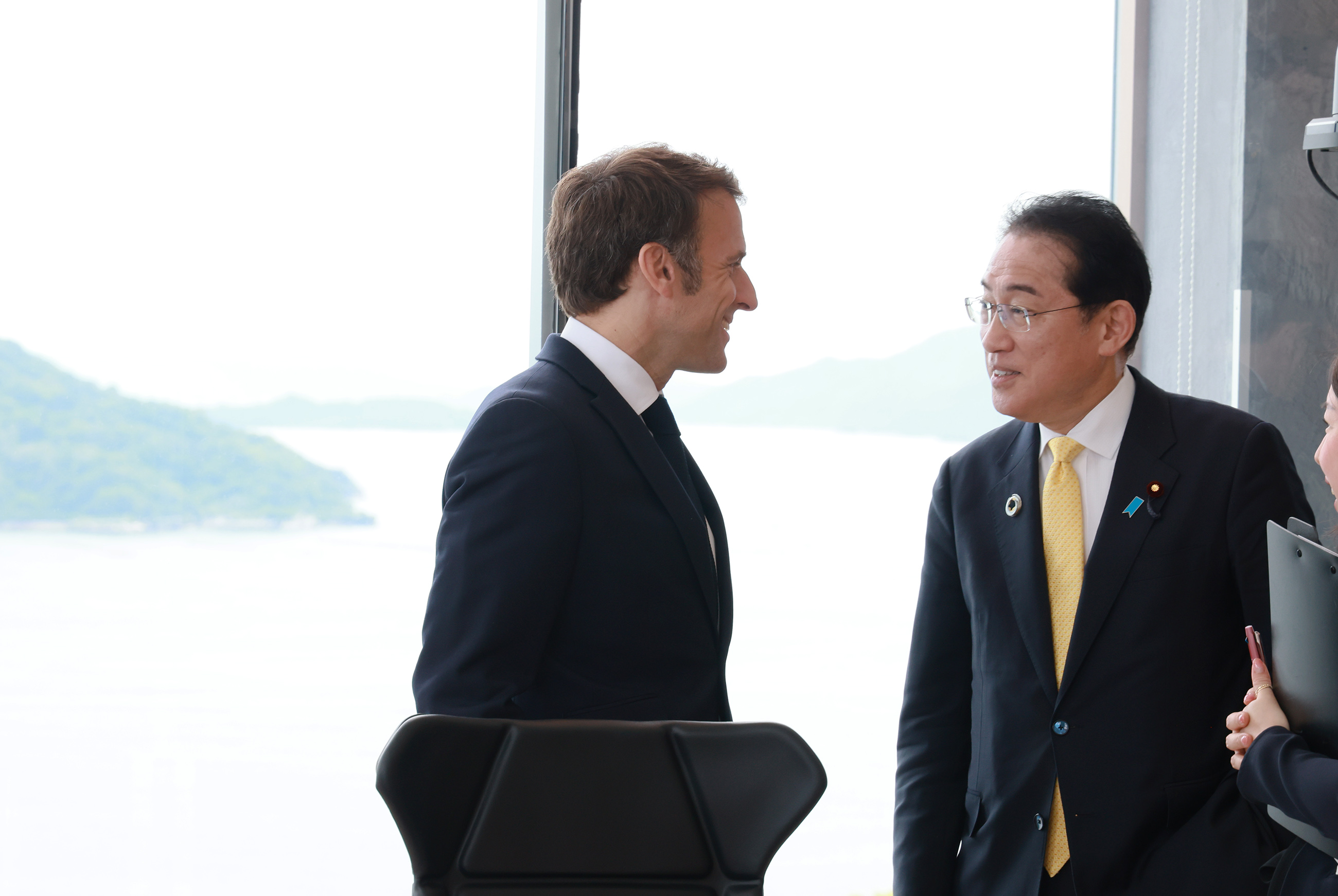 Prime Minister Kishida interacting with other leaders (4)