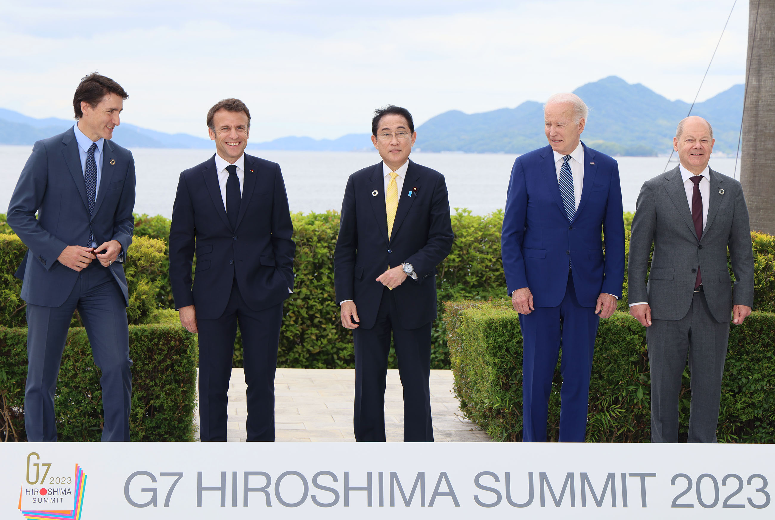Prime Minister Kishida joining a photo session (2)