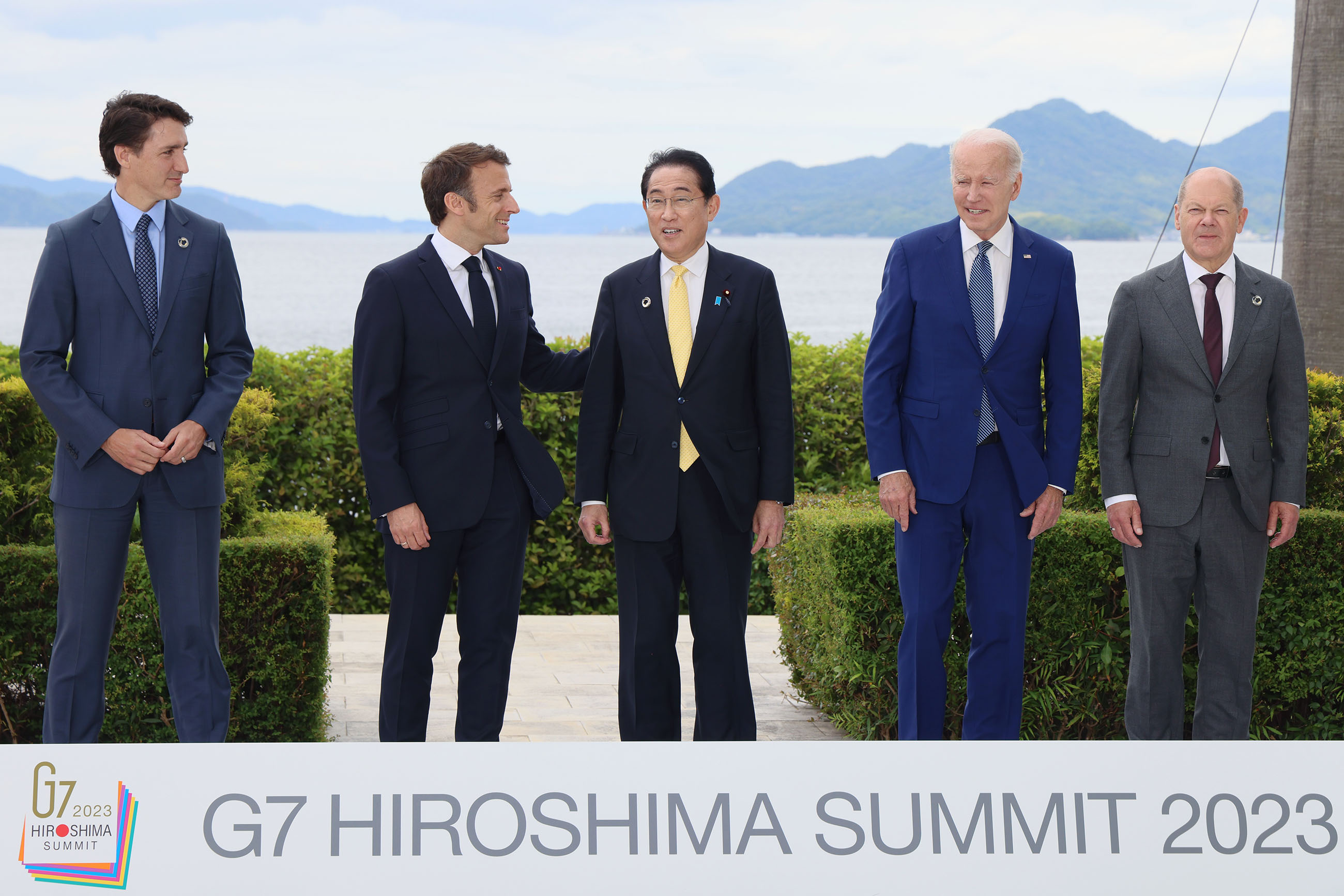 Prime Minister Kishida joining a photo session (5)