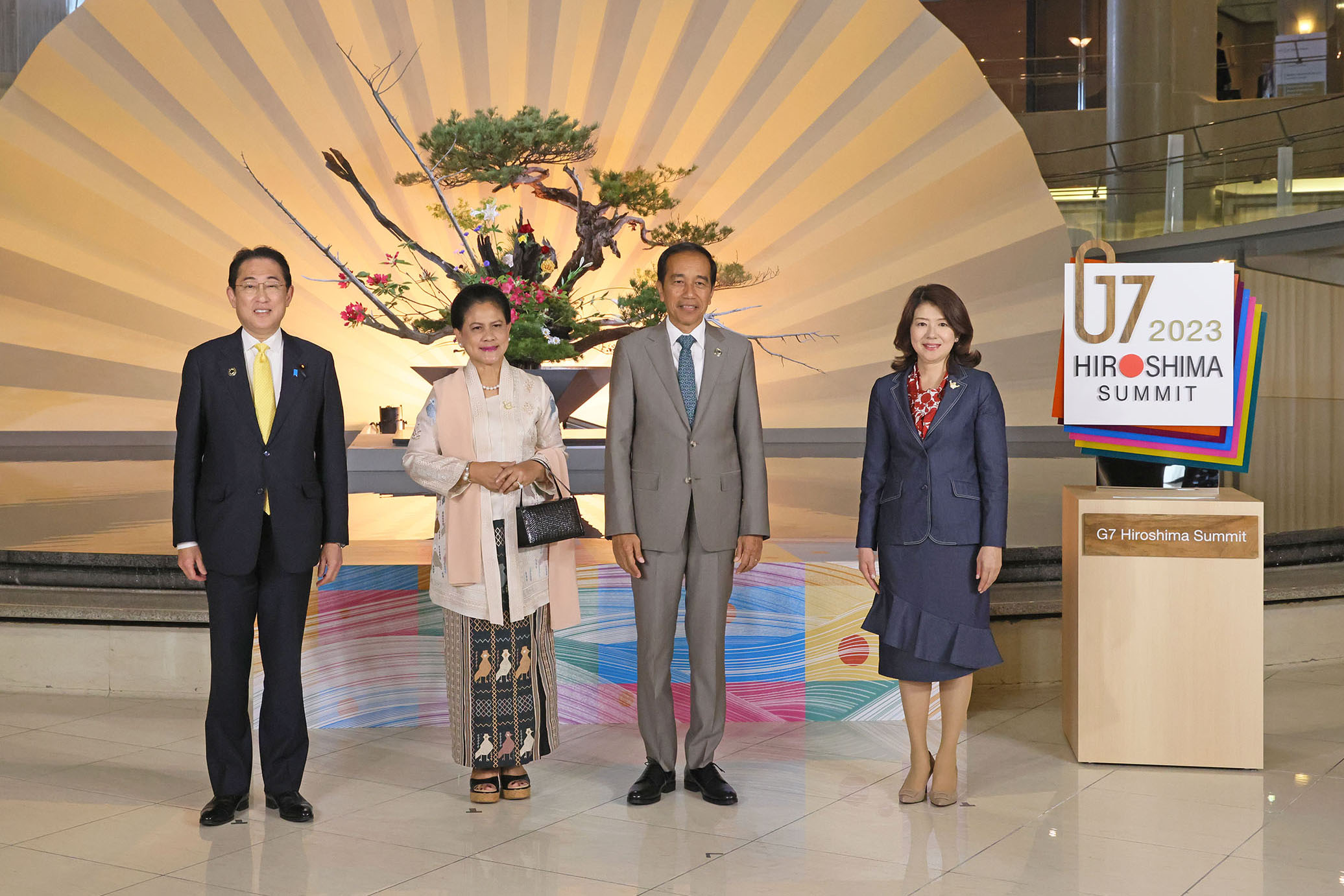 Prime Minister Kishida greeting the Indonesian President Joko and his spouse (2)