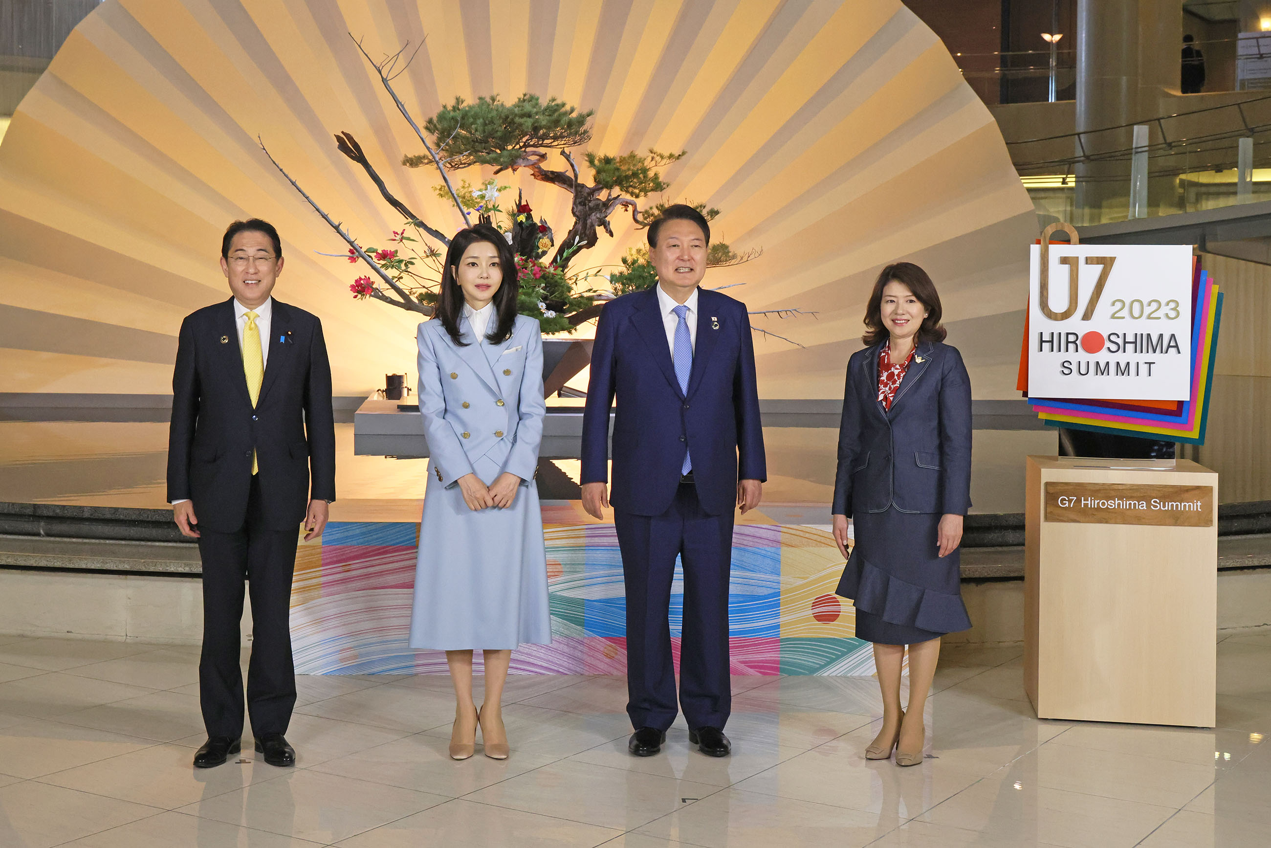 Prime Minister Kishida greeting the ROK President Yoon and his spouse
