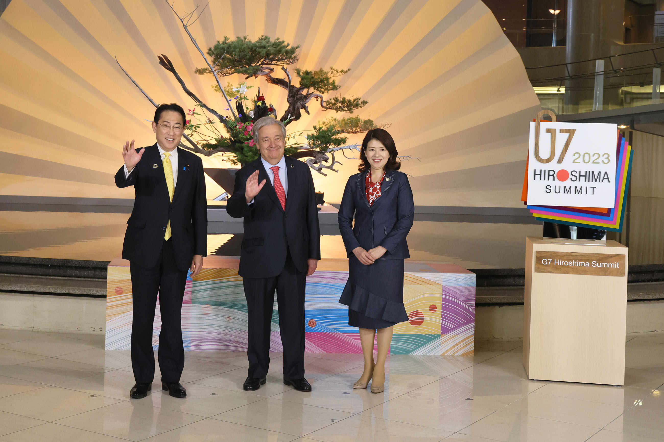 Prime Minister Kishida greeting the UN General Secretary Guterres