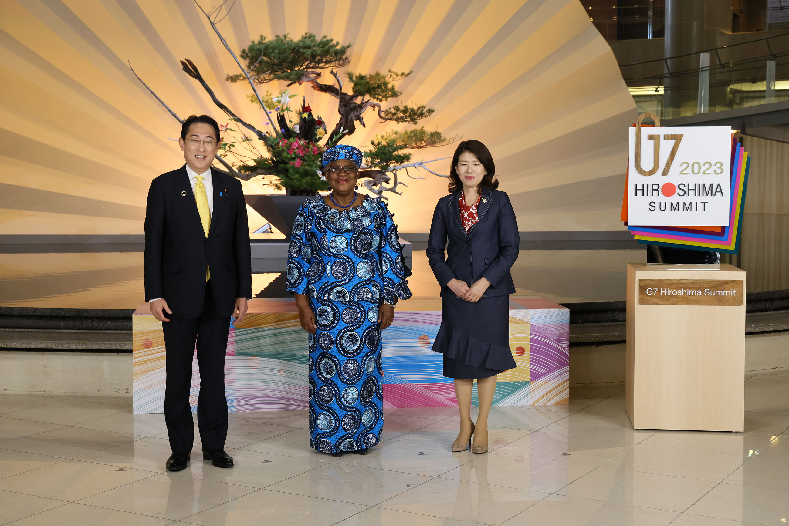 Prime Minister Kishida greeting the WTO Director-General Okonjo-Iweala