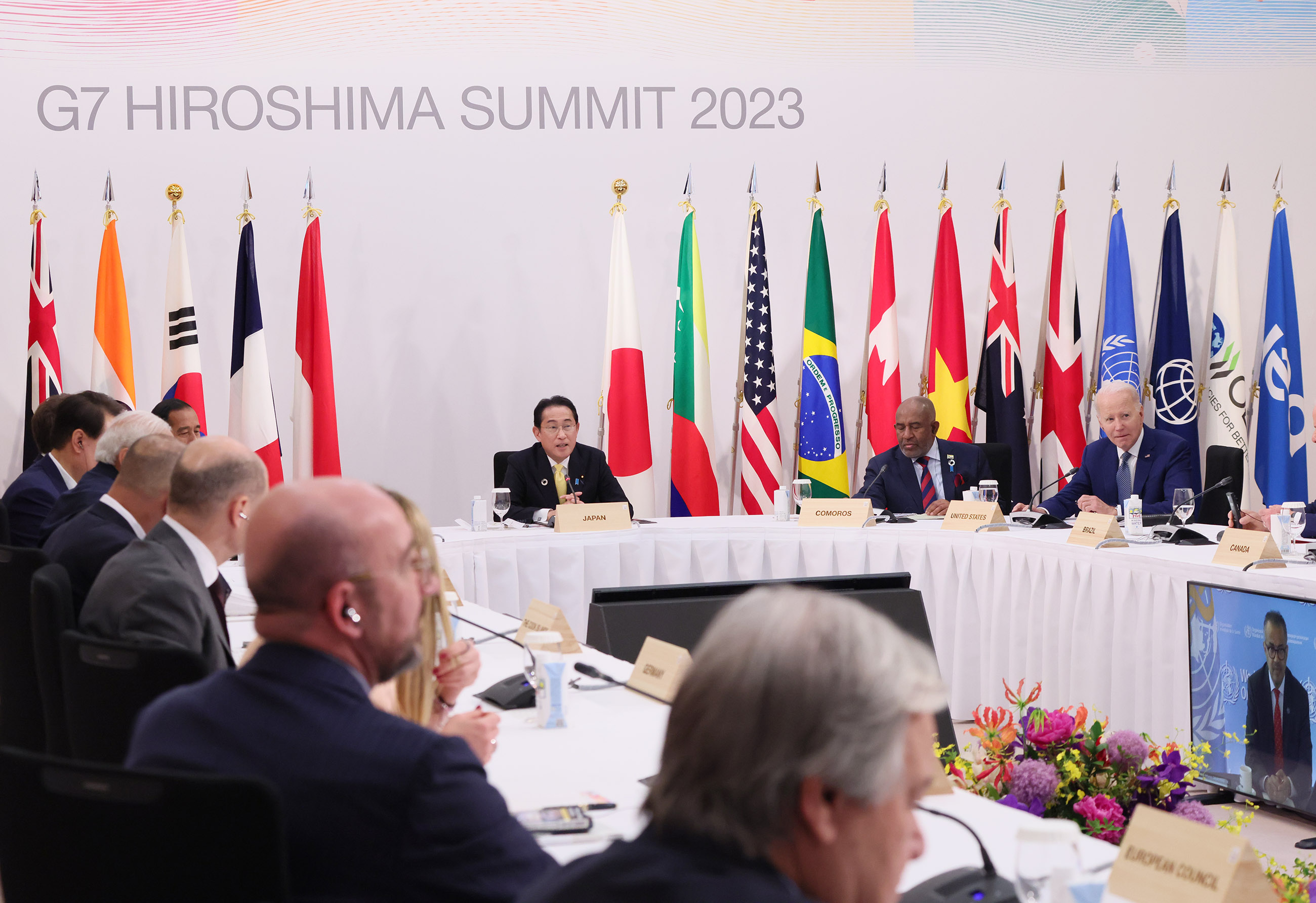 Prime Minister Kishida engaging in discussions at Session 6 (2)