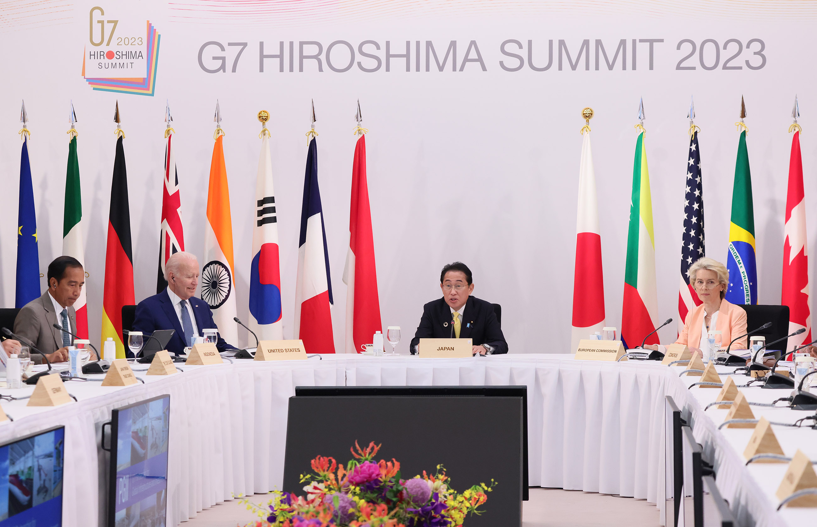 Prime Minister Kishida engaging in discussions at the side-event (1)