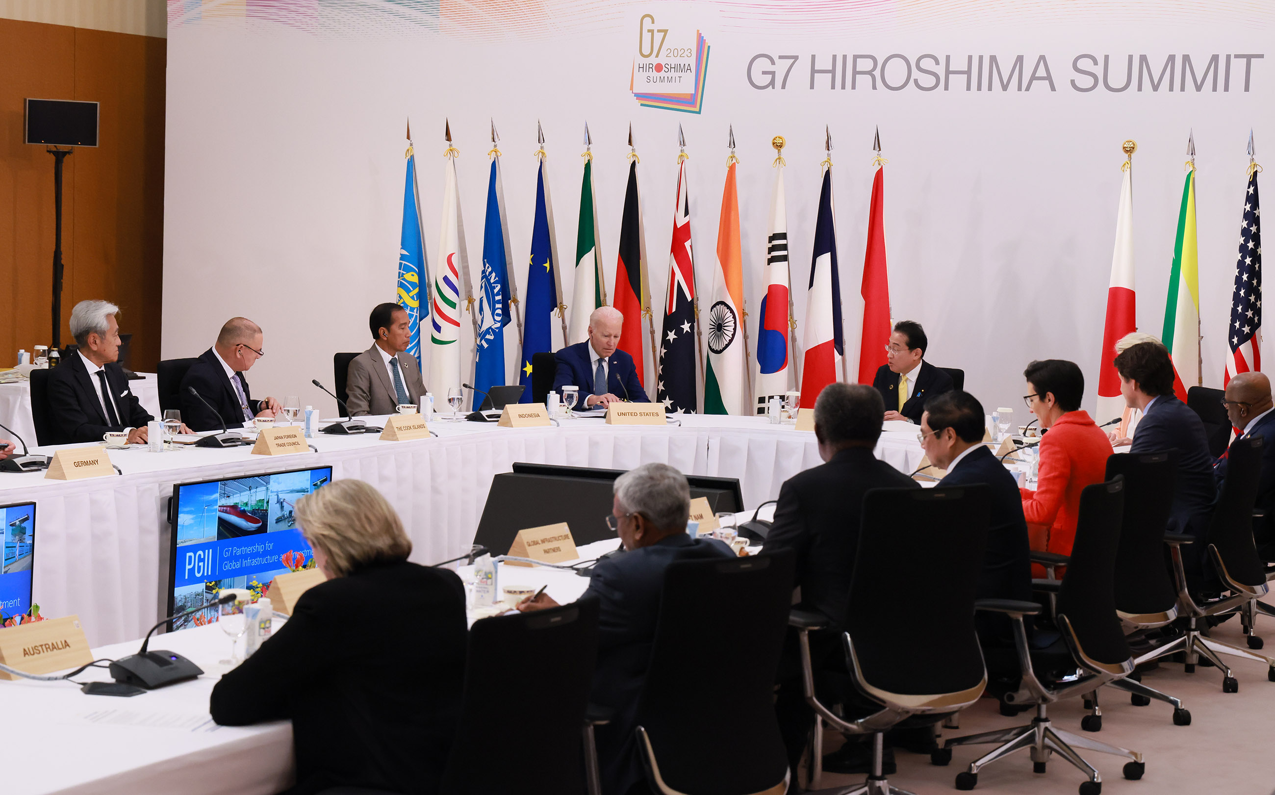 Prime Minister Kishida engaging in discussions at the side-event (2)