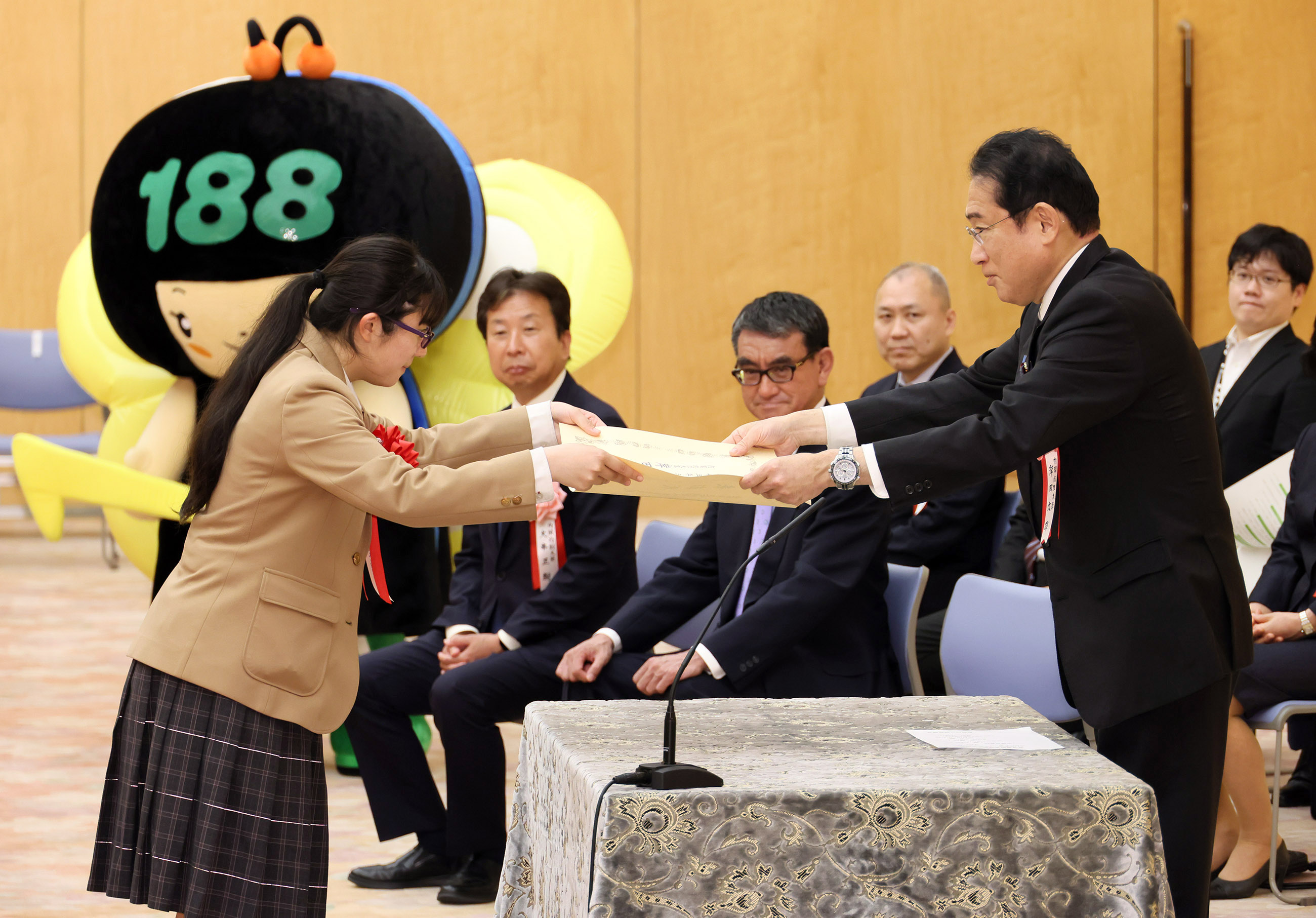 Prime Minister Kishida presenting a certificate of award (5)