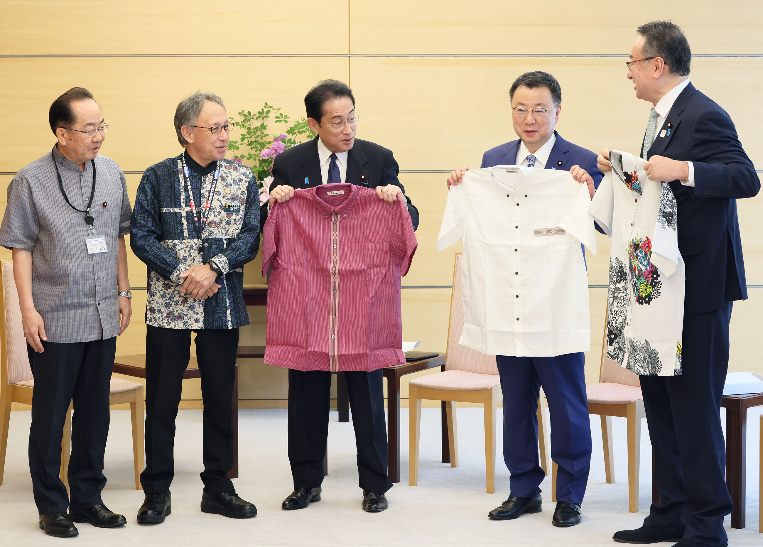 Prime Minister Kishida being presented with Kariyushi wear (4)