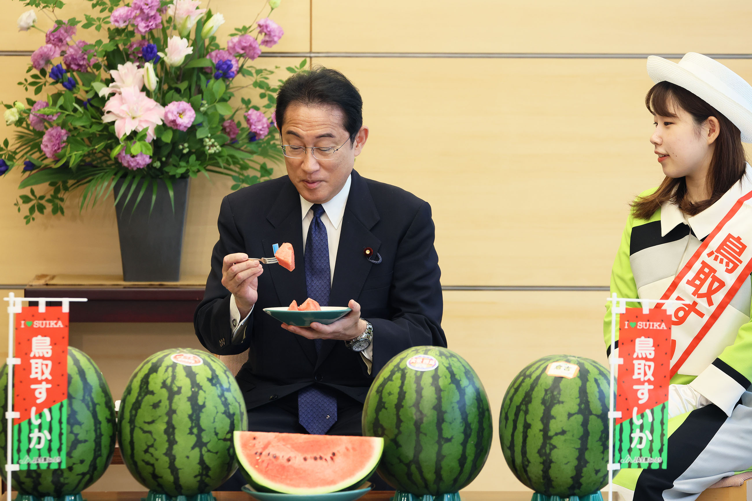 Prime Minister Kishida being presented with watermelons (3)