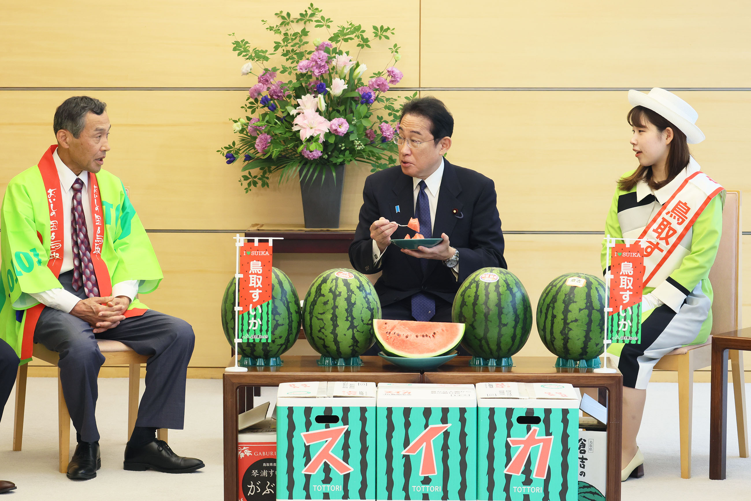 Prime Minister Kishida being presented with watermelons (4)