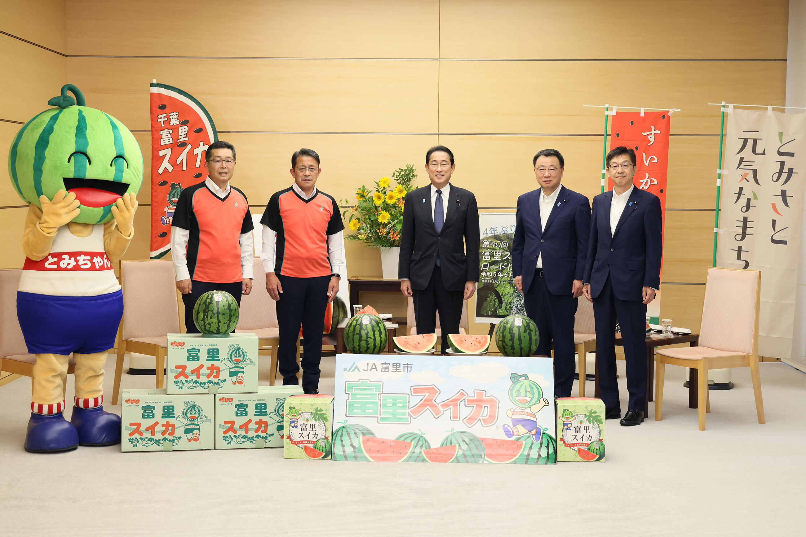 Prime Minister Kishida being presented with watermelons (2)