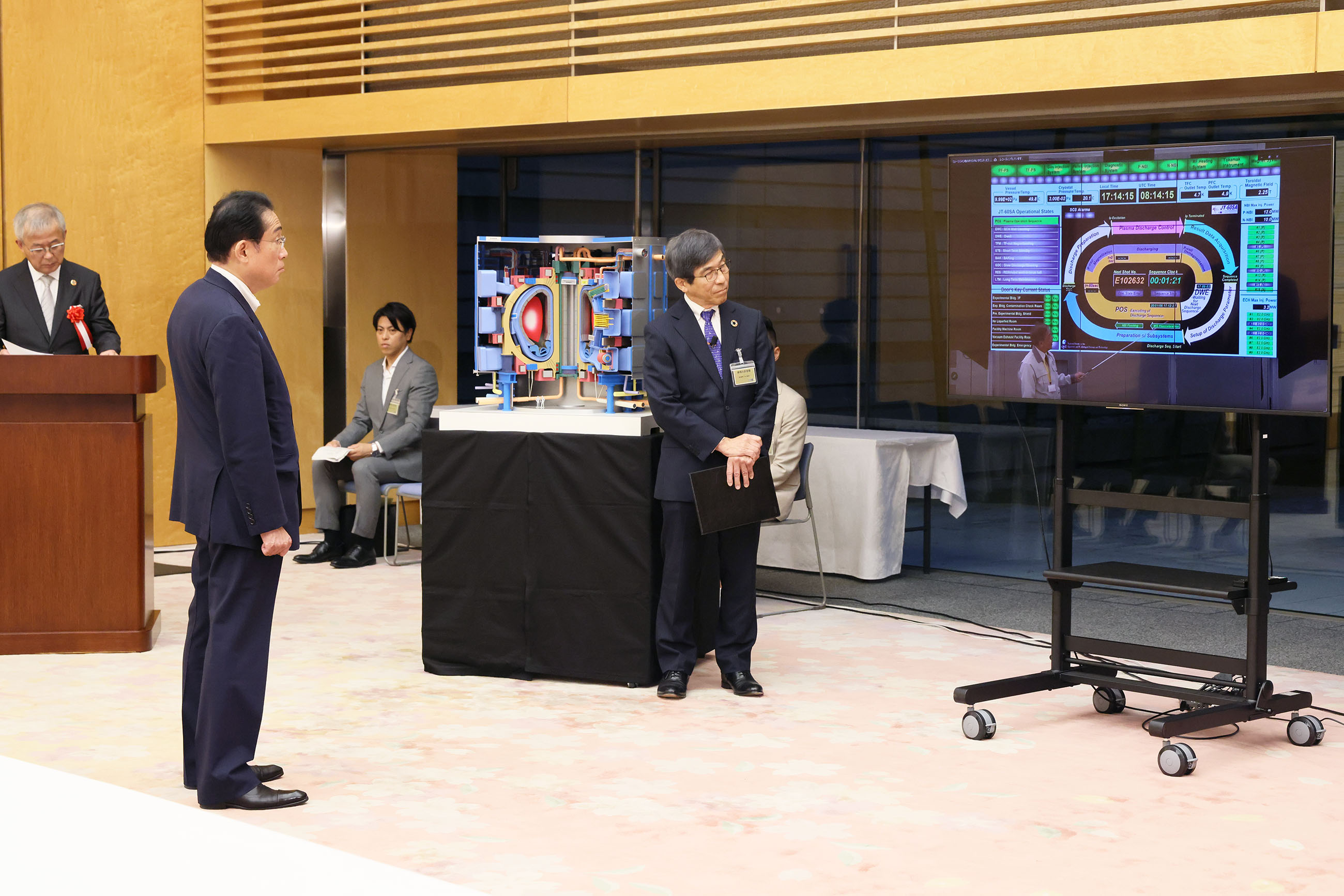 Prime Minister Kishida receiving a demonstration (2)