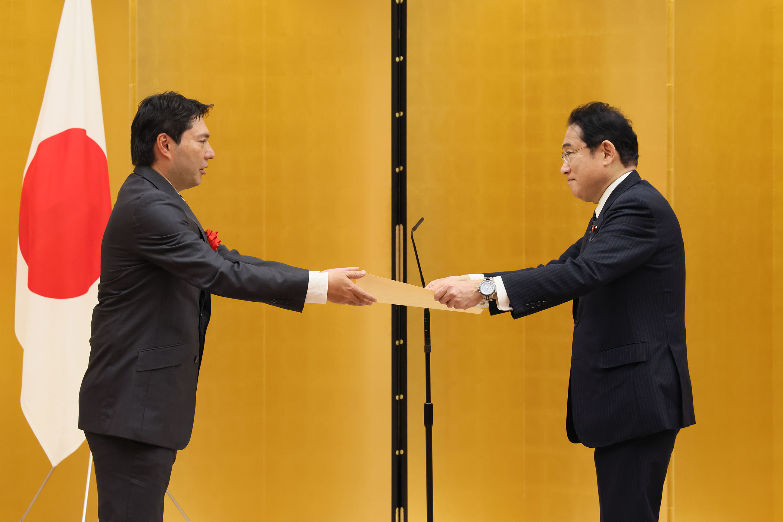 Prime Minister Kishida presenting the Prime Minister’s Award