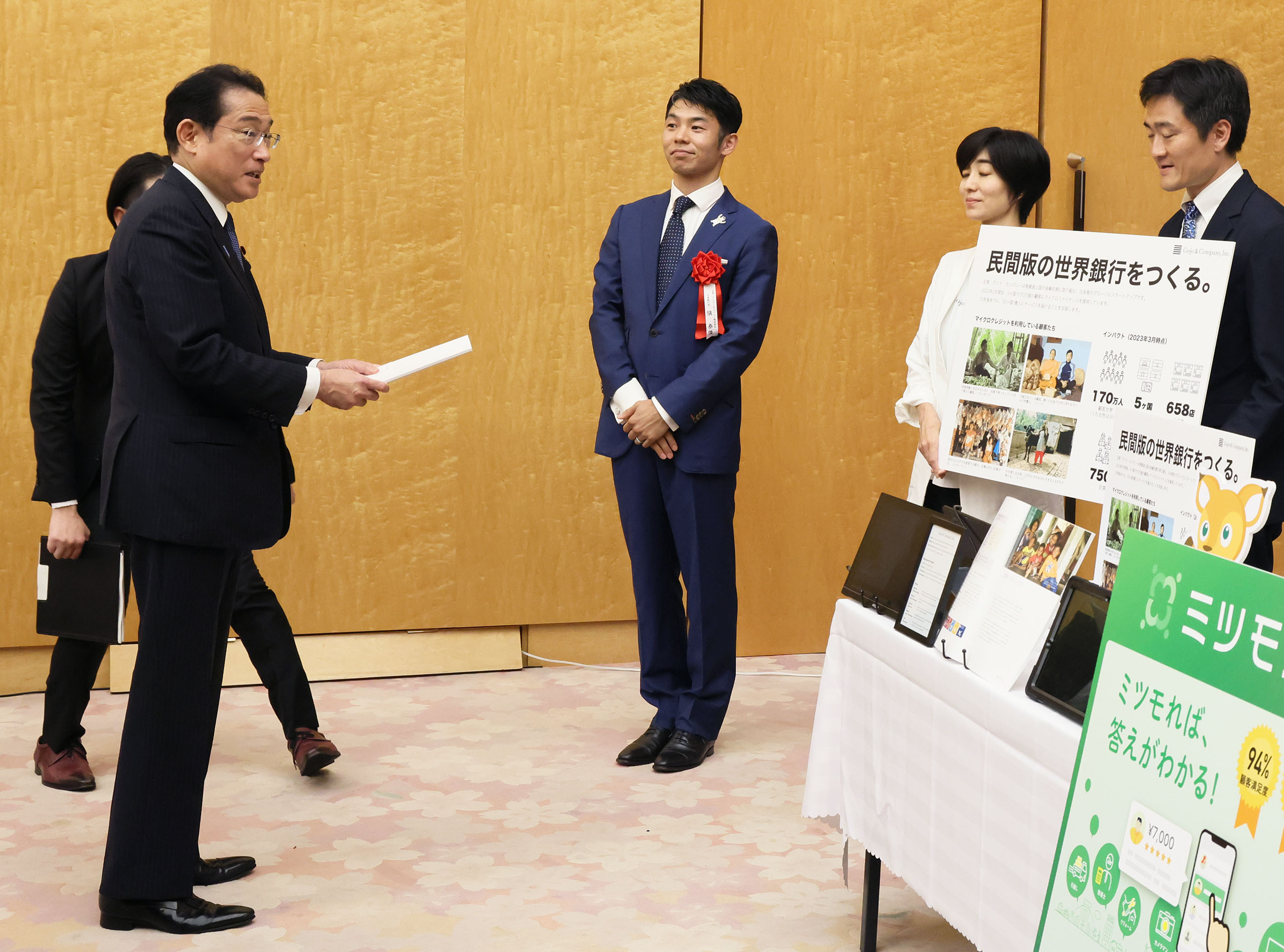 Prime Minister Kishida viewing the exhibition booth of award winners (1)