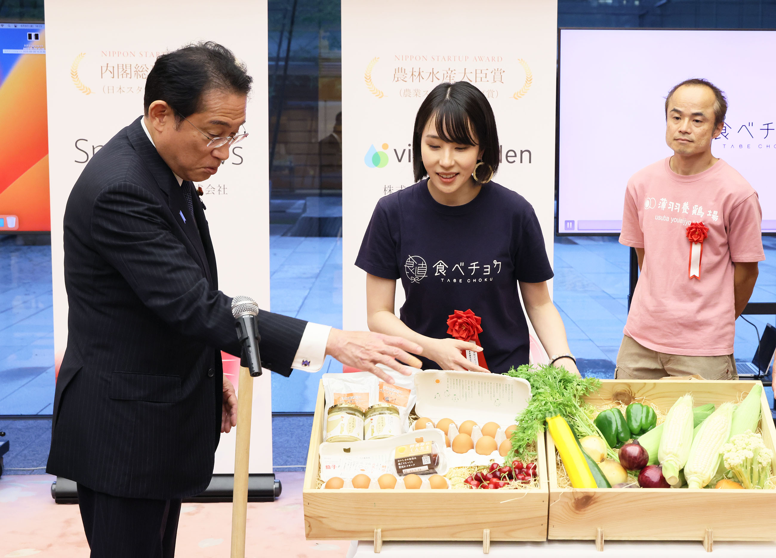 Prime Minister Kishida viewing the exhibition booth of award winners (4)