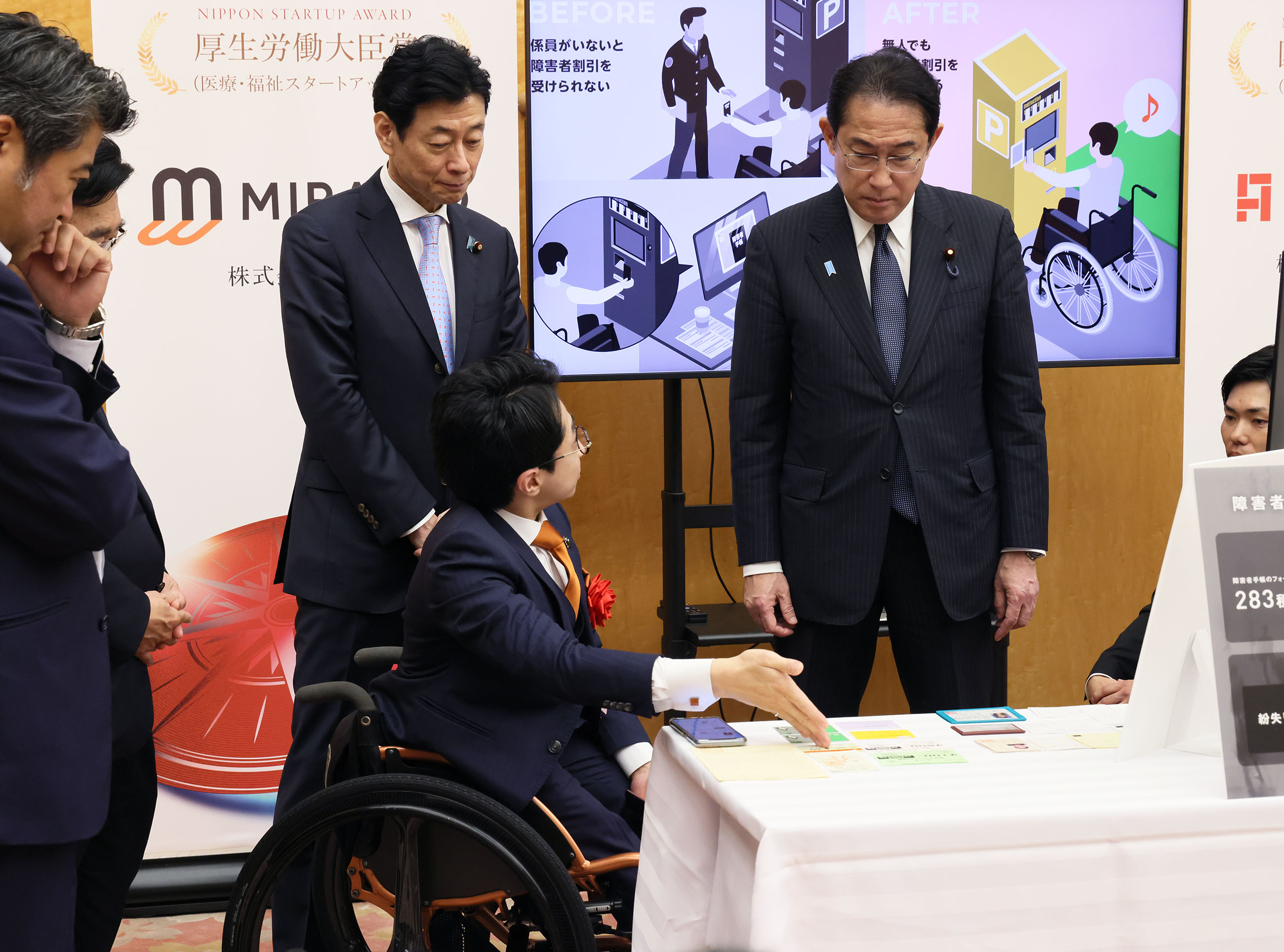 Prime Minister Kishida viewing the exhibition booth of award winners (6)