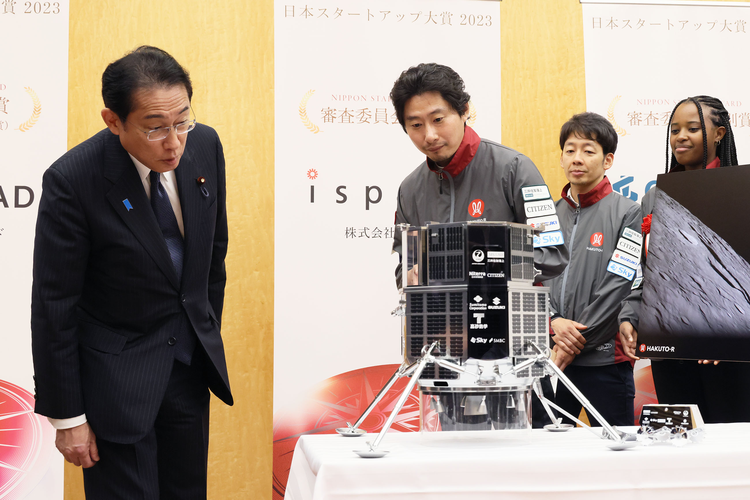 Prime Minister Kishida viewing the exhibition booth of award winners (8)