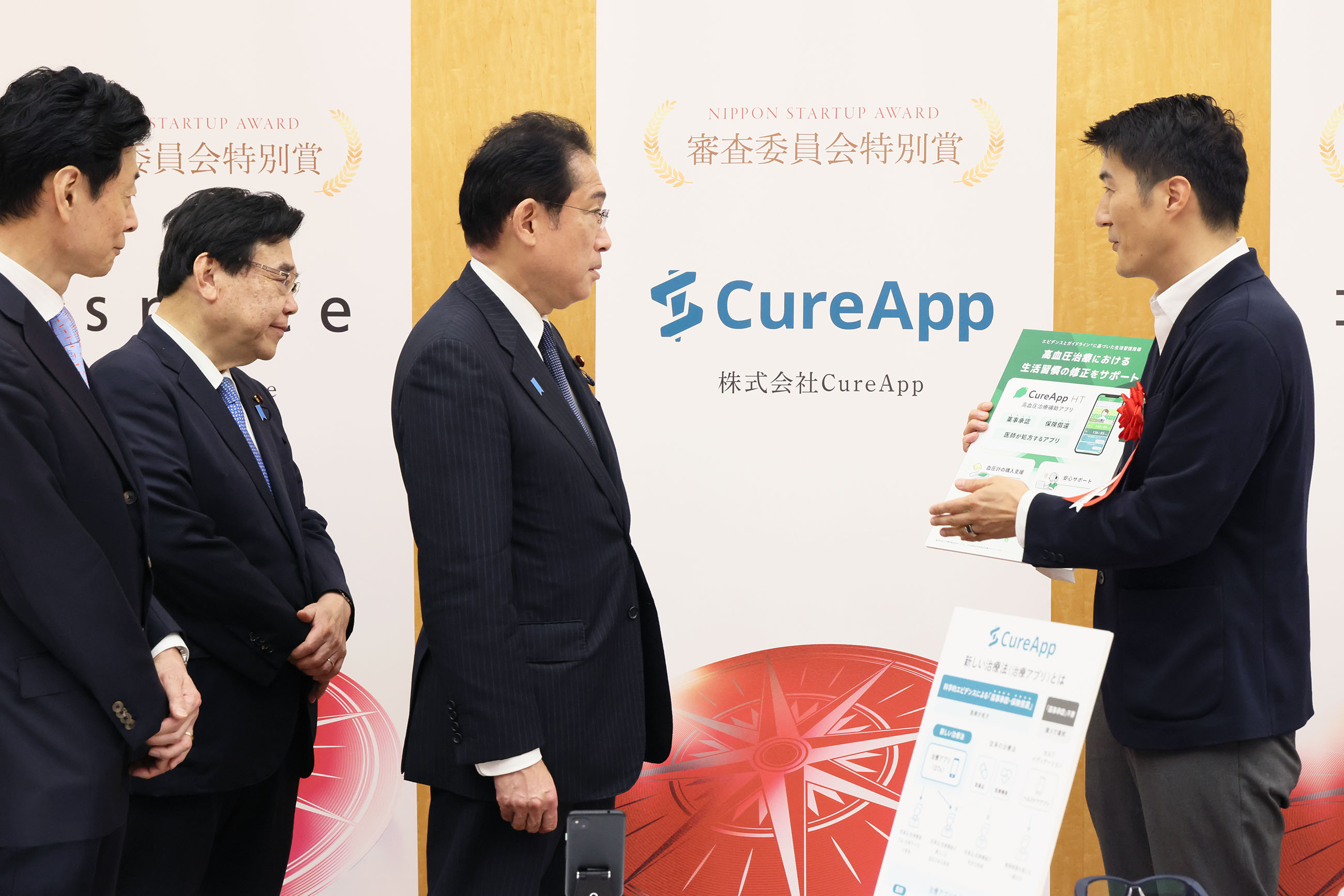 Prime Minister Kishida viewing the exhibition booth of award winners (9)