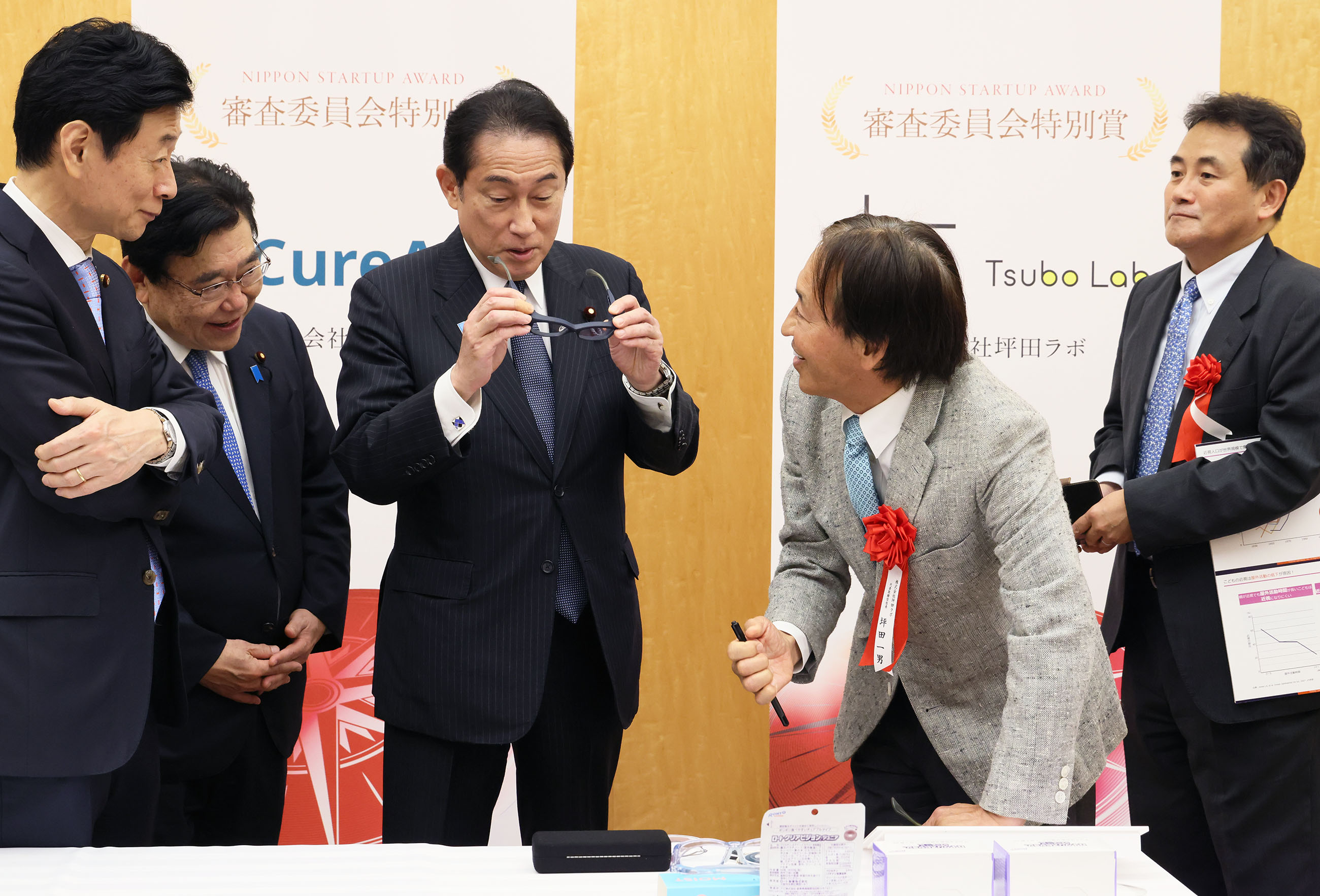 Prime Minister Kishida viewing the exhibition booth of award winners (10)