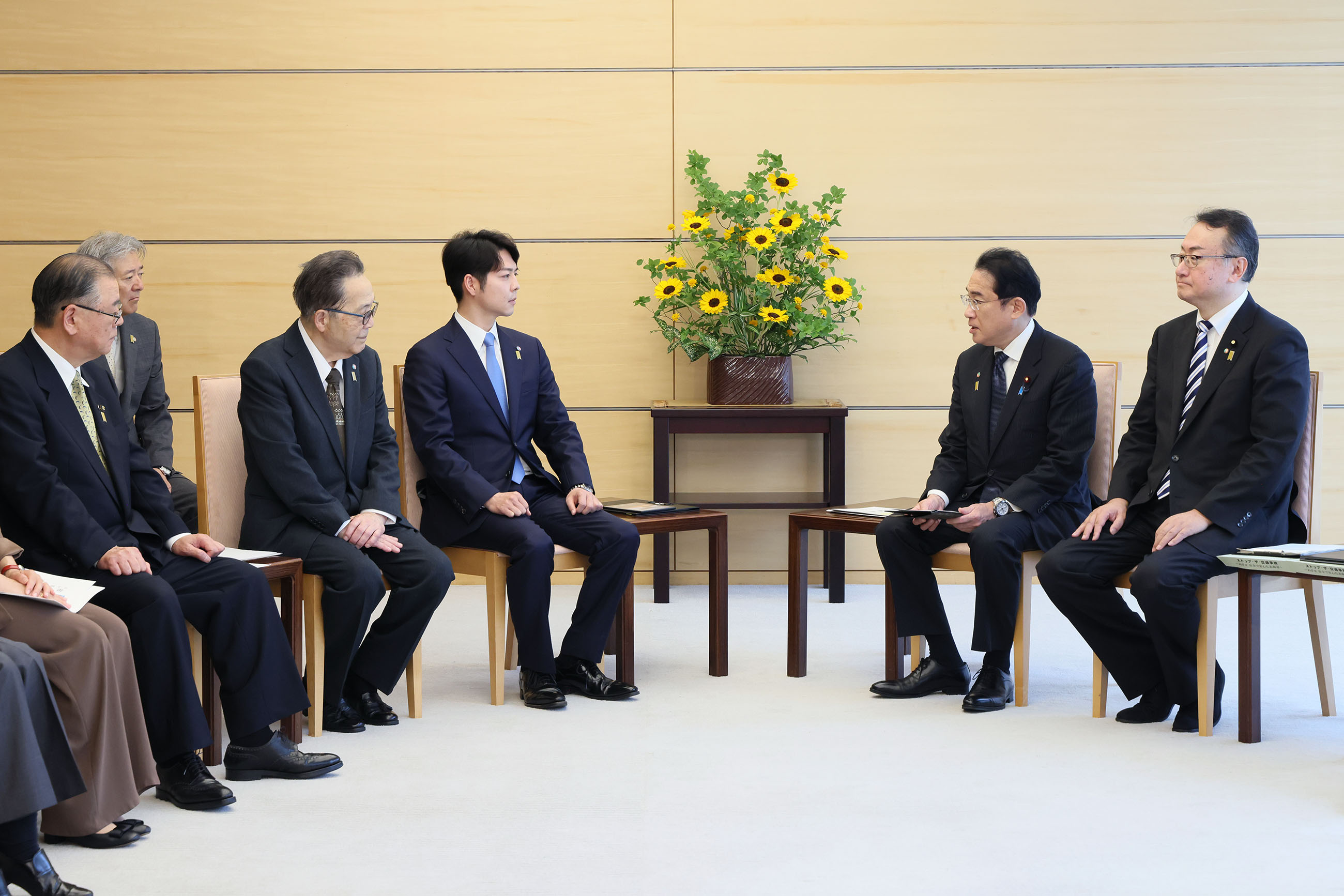 Prime Minister Kishida receiving a request (4)