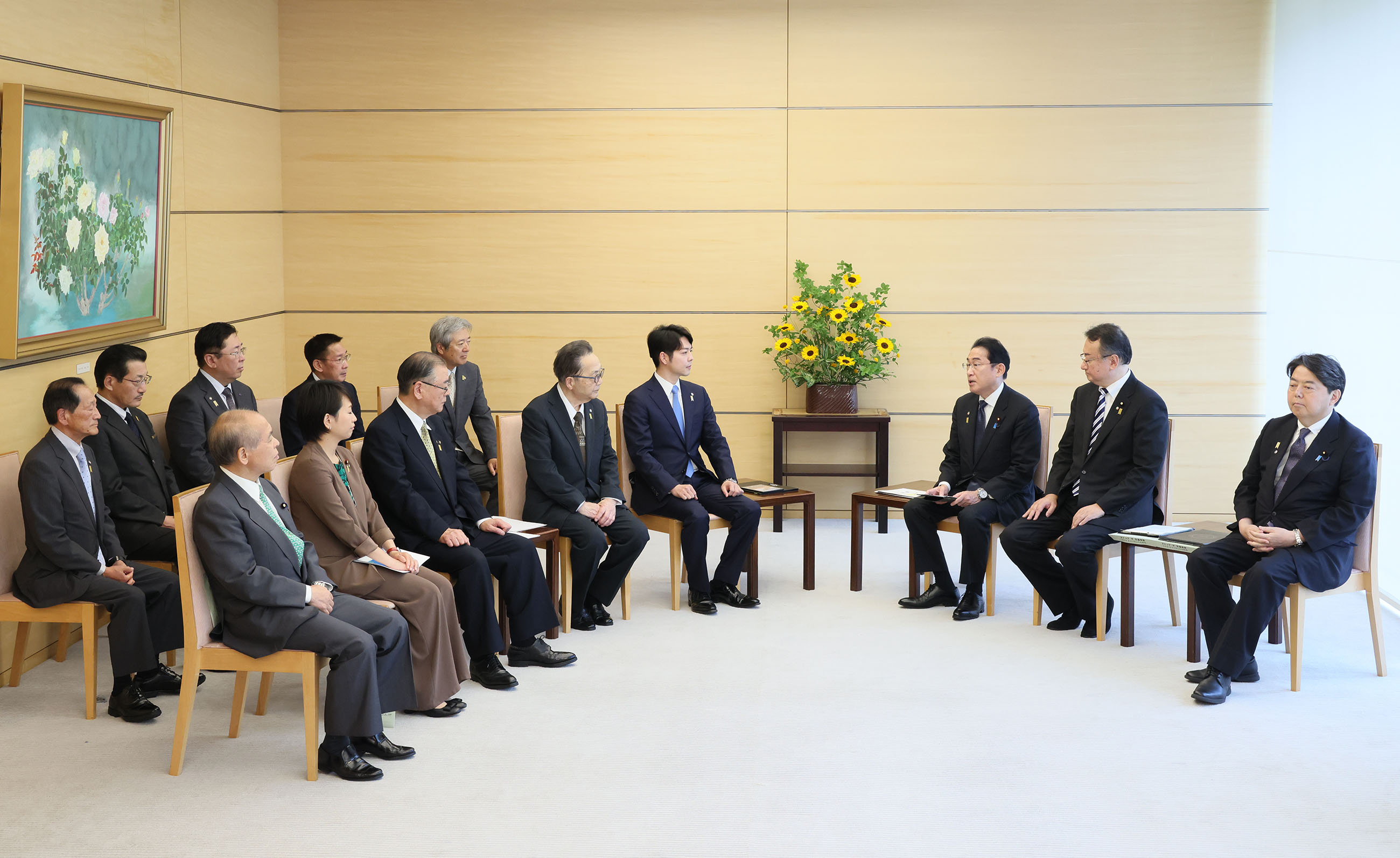 Prime Minister Kishida receiving a request (5)