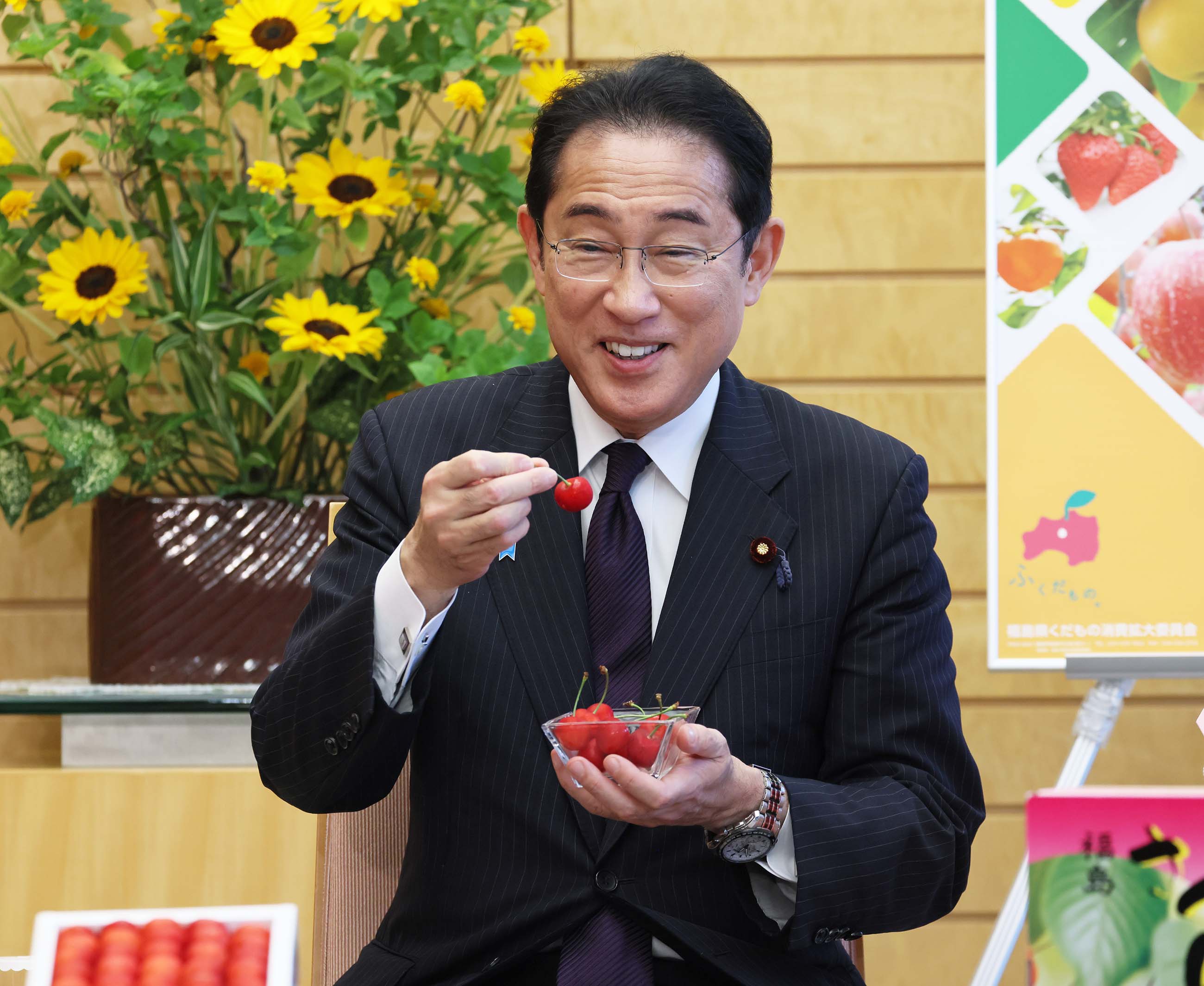 Prime Minister Kishida being presented with cherries (2)