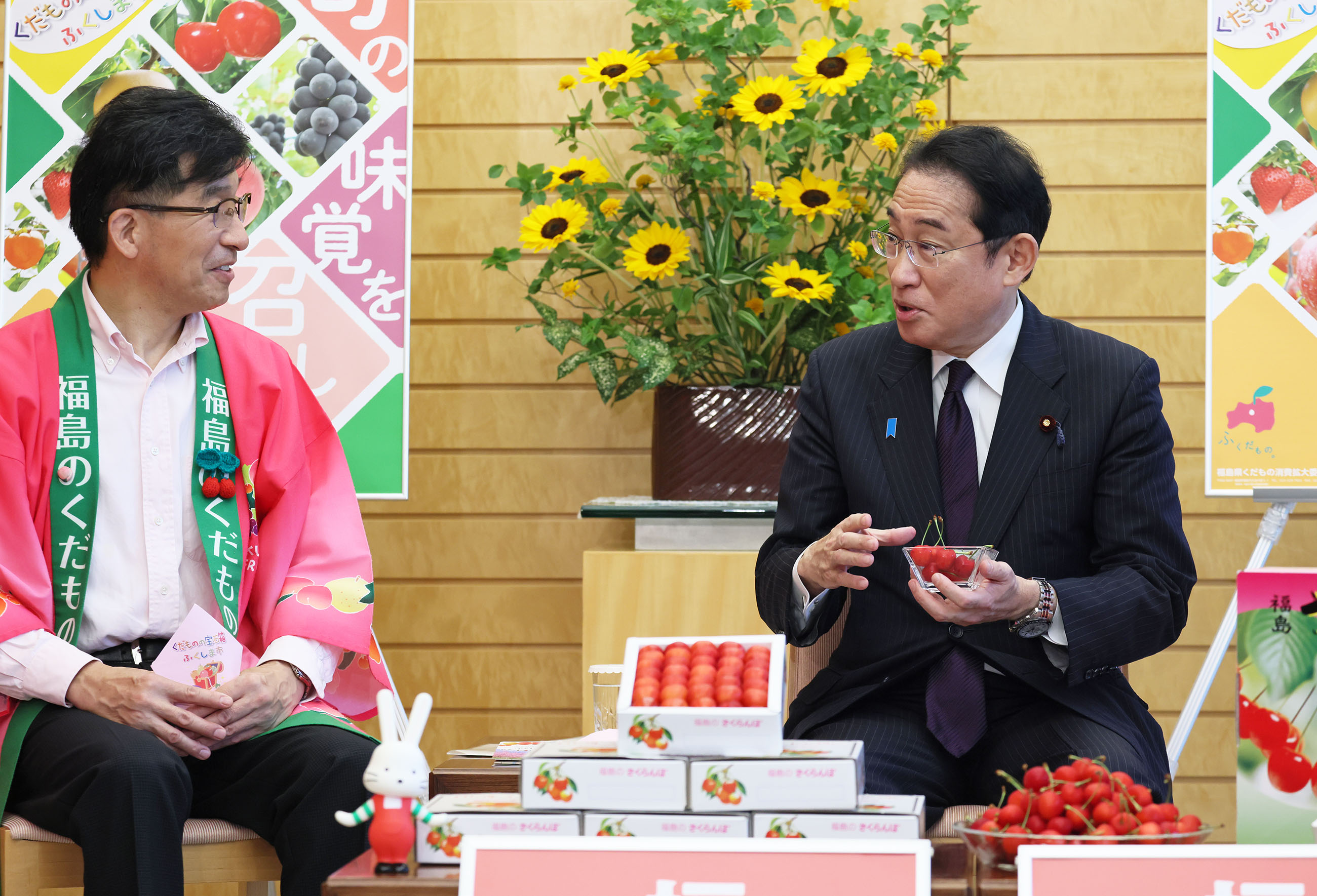 Prime Minister Kishida being presented with cherries (3)