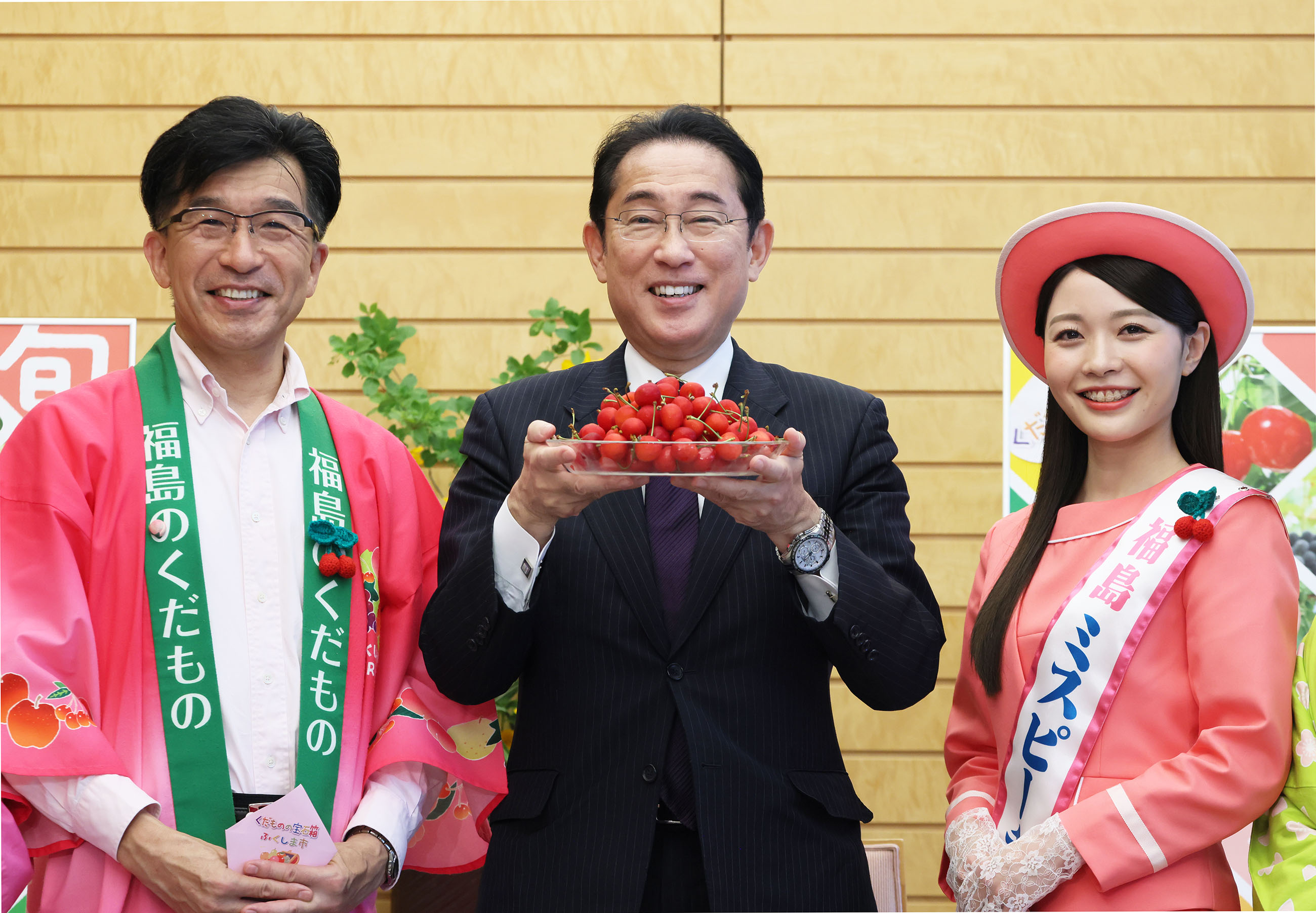 Prime Minister Kishida being presented with cherries (4)
