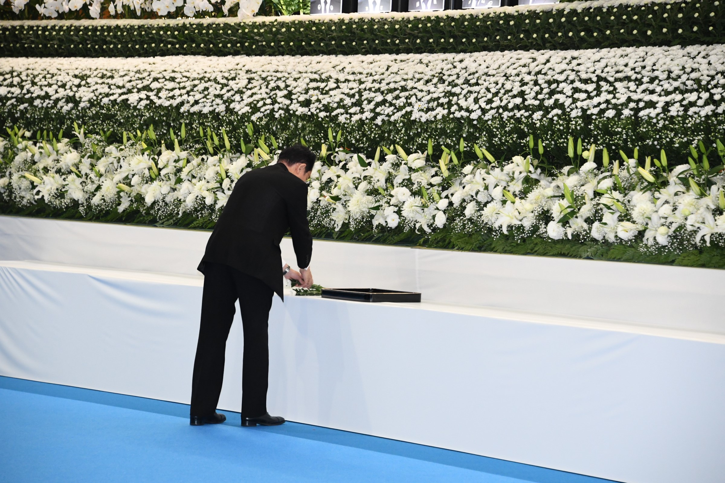 Prime Minister Kishida offering a flower (Photo credit: GSDF Western Army)