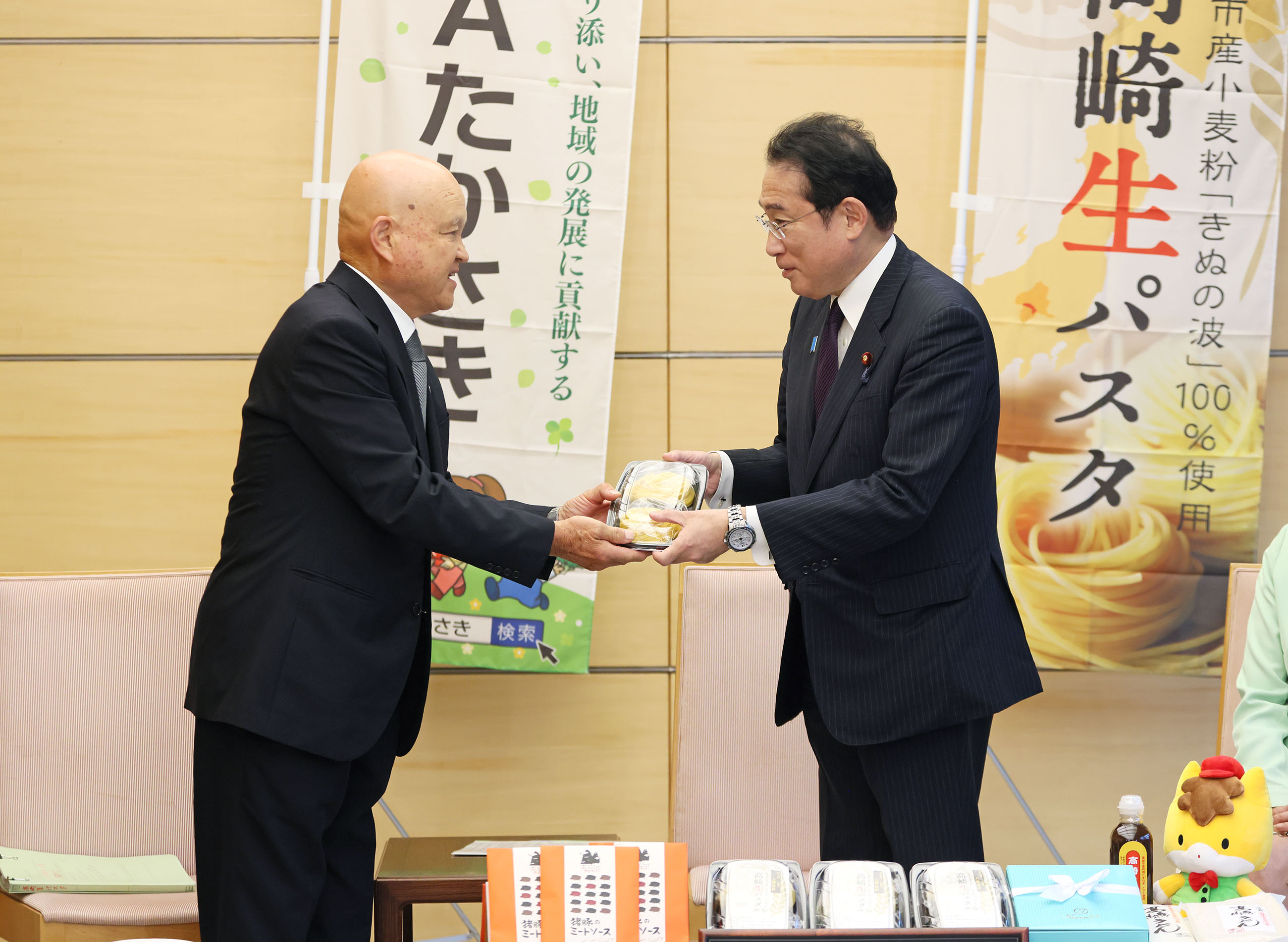 Prime Minister Kishida being presented with fresh pasta (2)