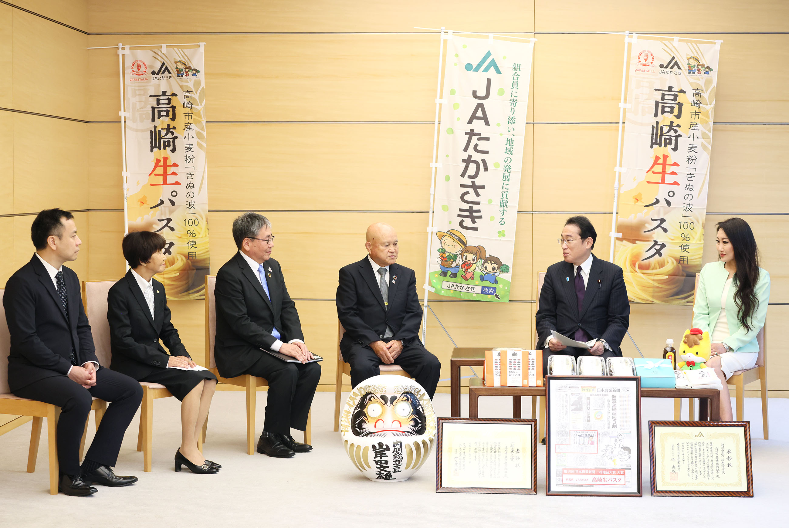 Prime Minister Kishida being presented with fresh pasta (4)