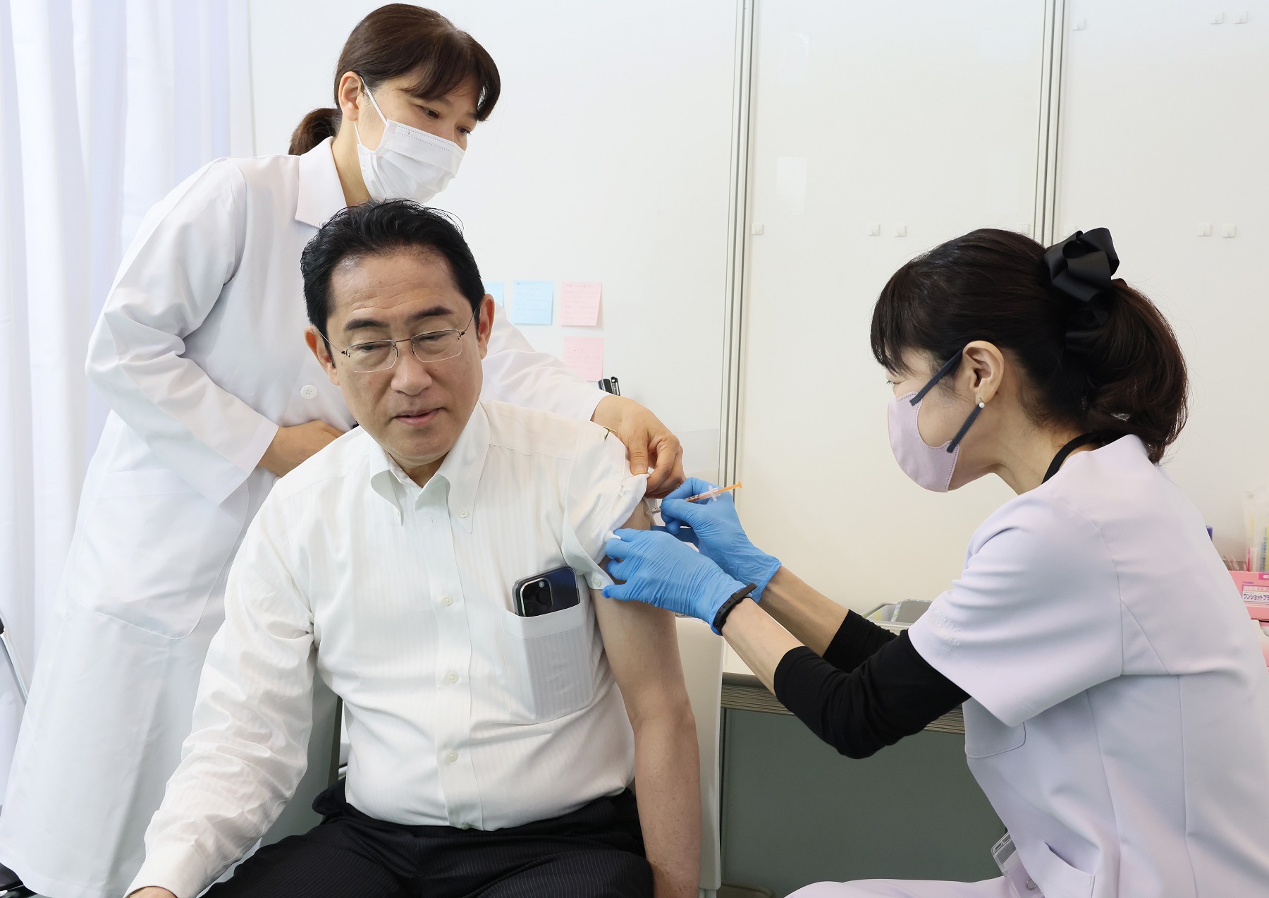 Prime Minister Kishida receiving a vaccination (1)
