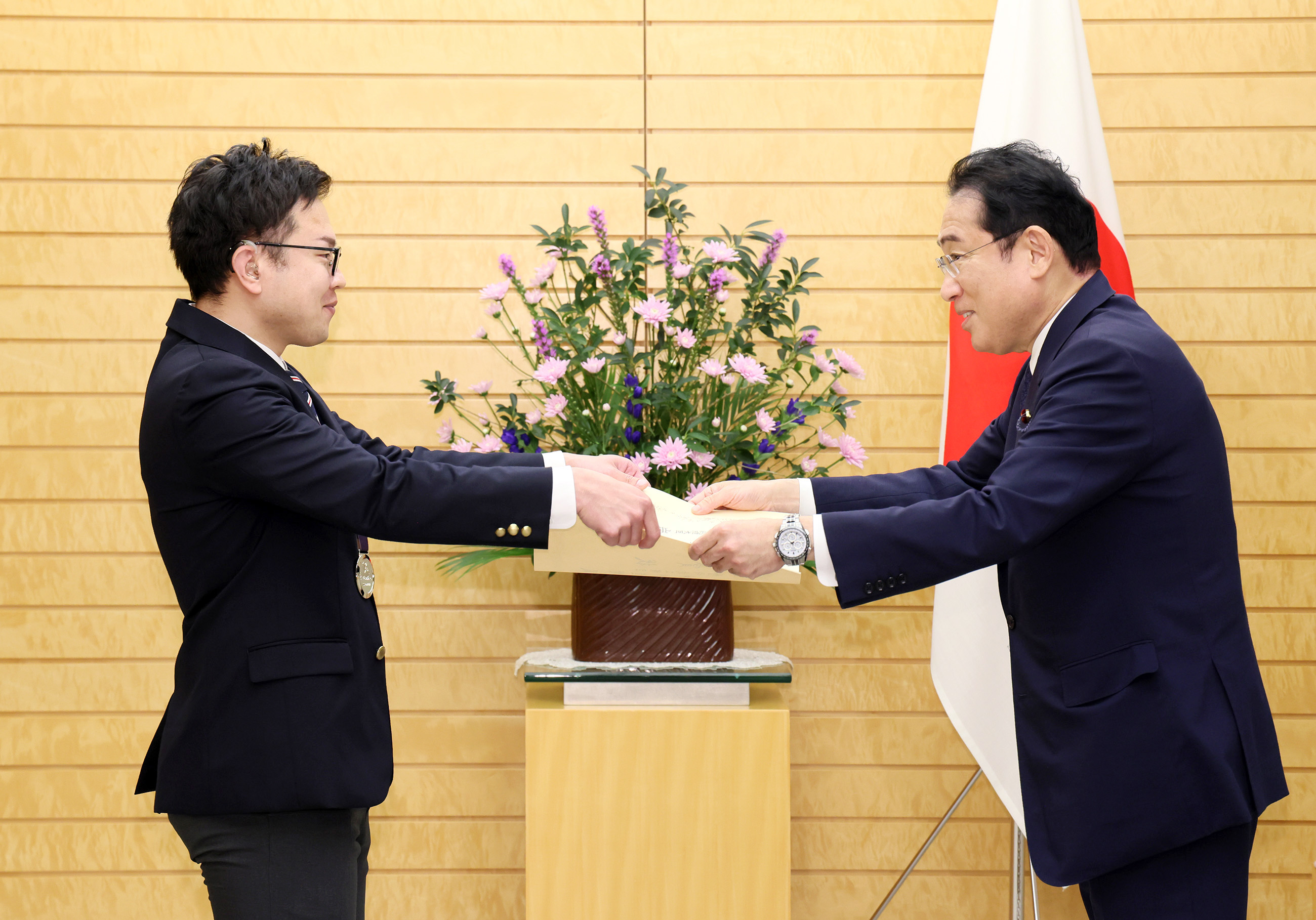 Prime Minister Kishida presenting a certificate of award (2)
