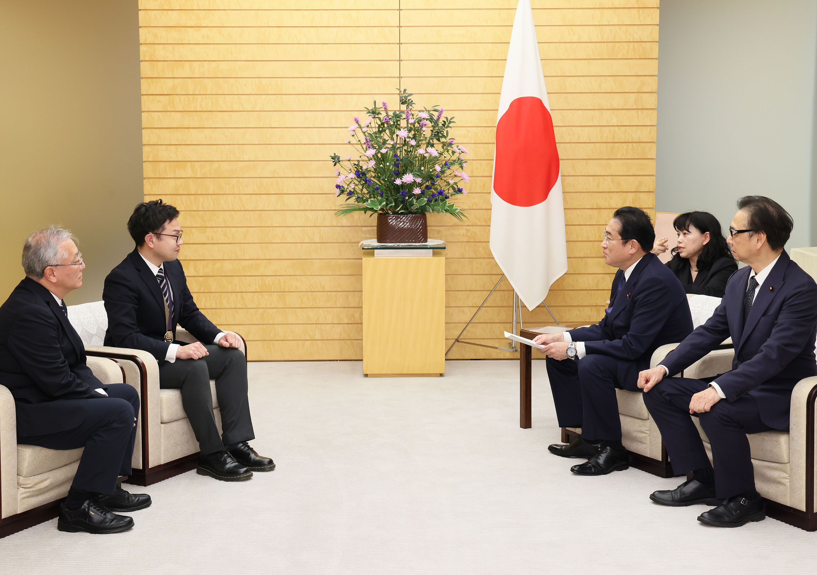 Prime Minister Kishida presenting a certificate of award (4)