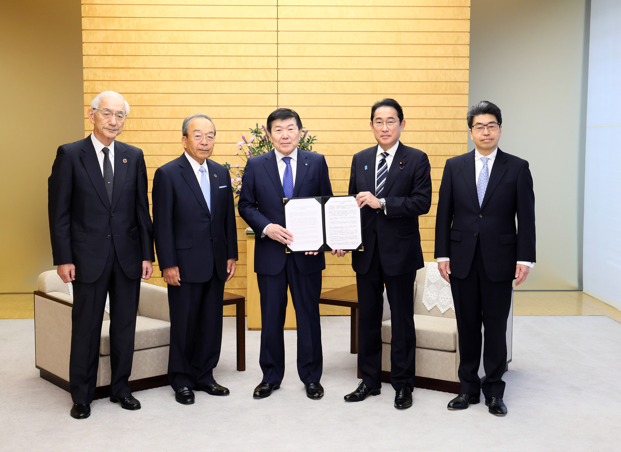 Courtesy Call from and Handing Over of the Proposal by Chairman Iijima and Other Members of the Wise-men Group on the Japan-Brazil Strategic Economic Partnership