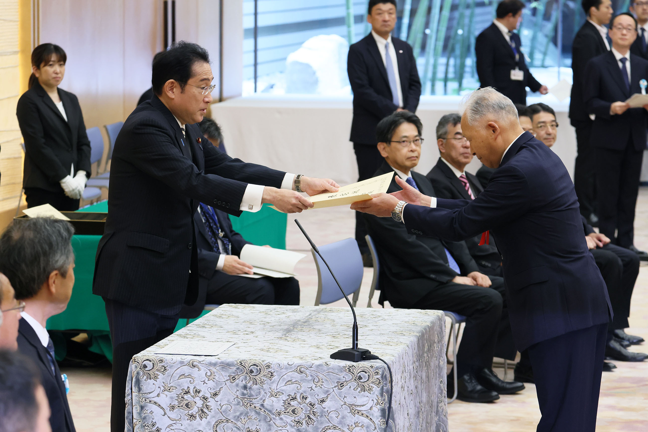 Prime Minister Kishida presenting an award (1)