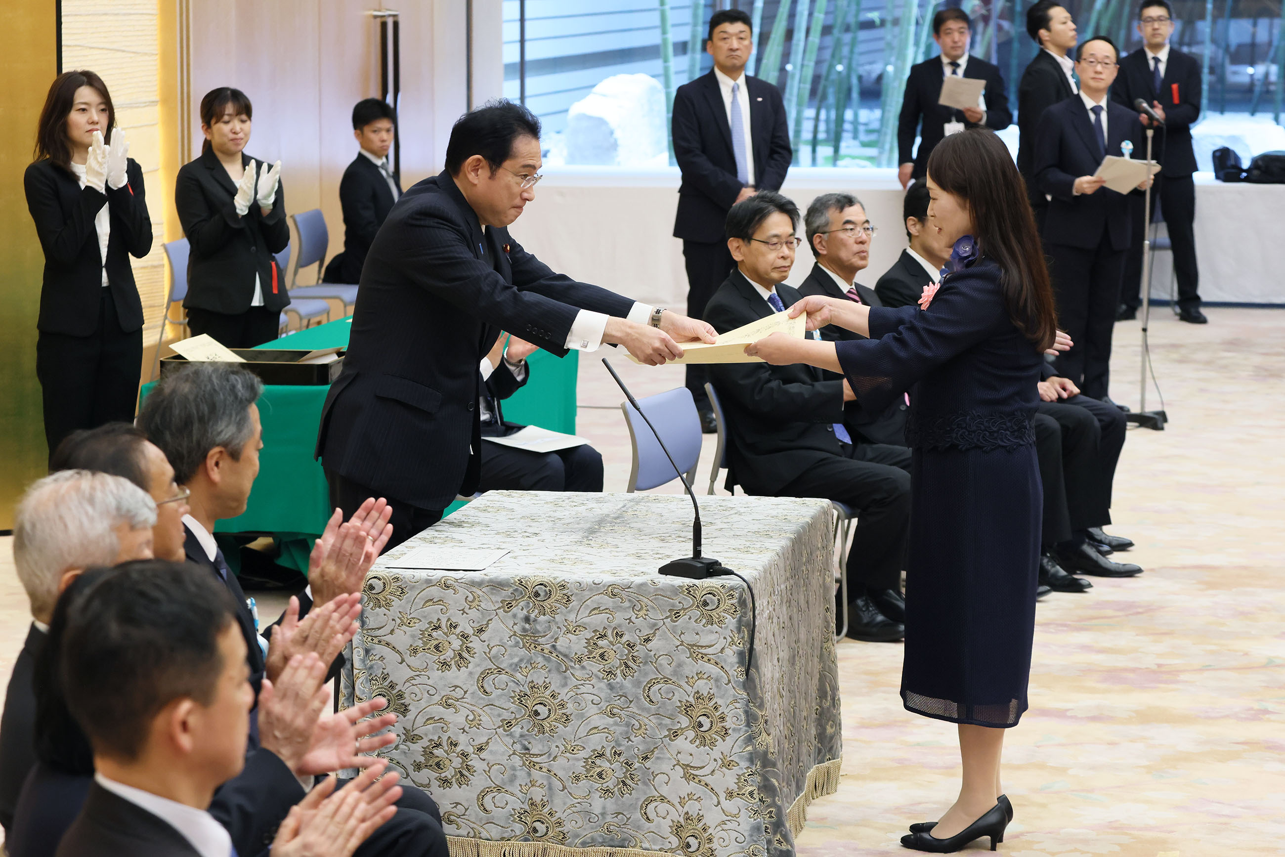 Prime Minister Kishida presenting an award (2)