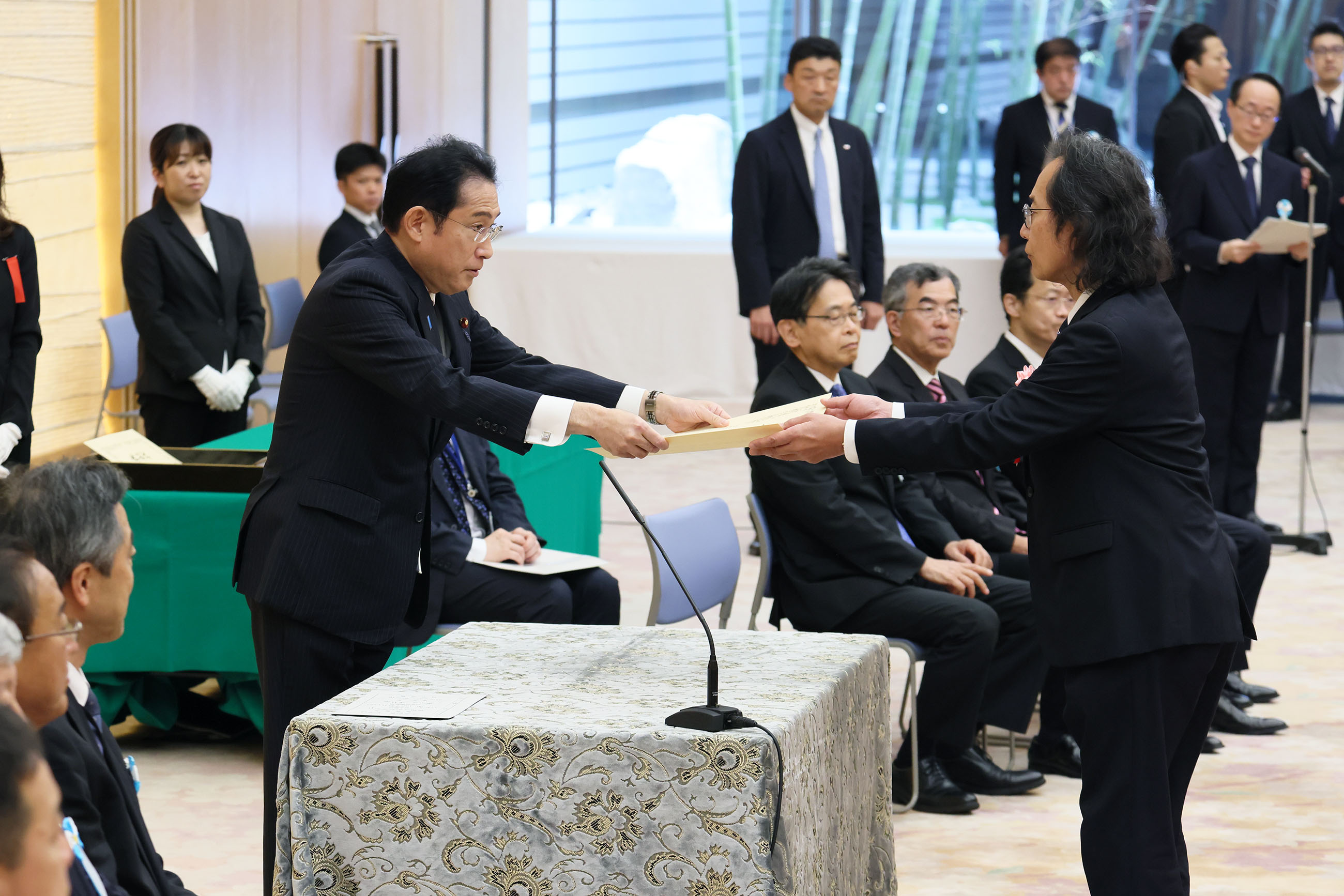 Prime Minister Kishida presenting an award (3)