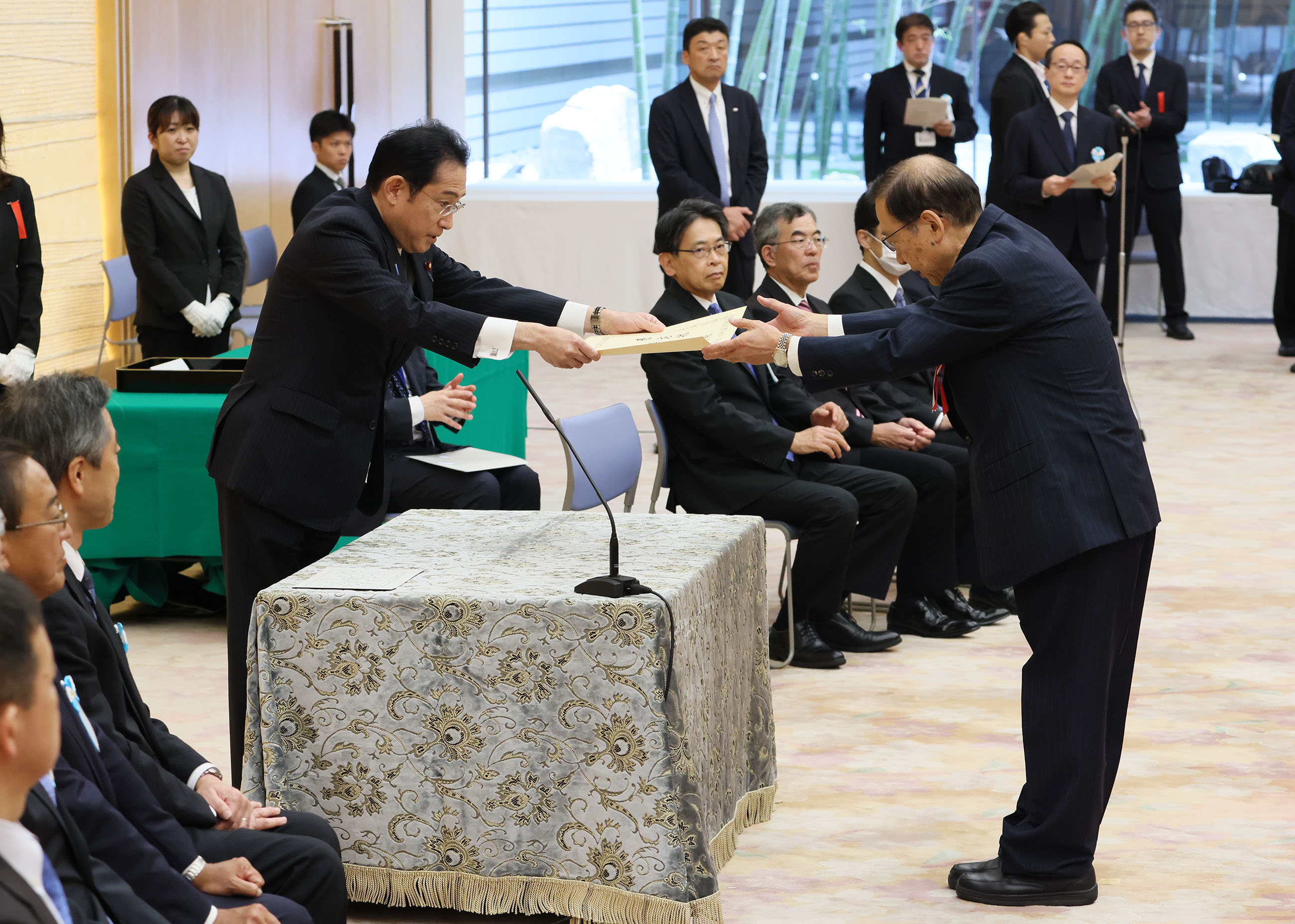 Prime Minister Kishida presenting an award (4)