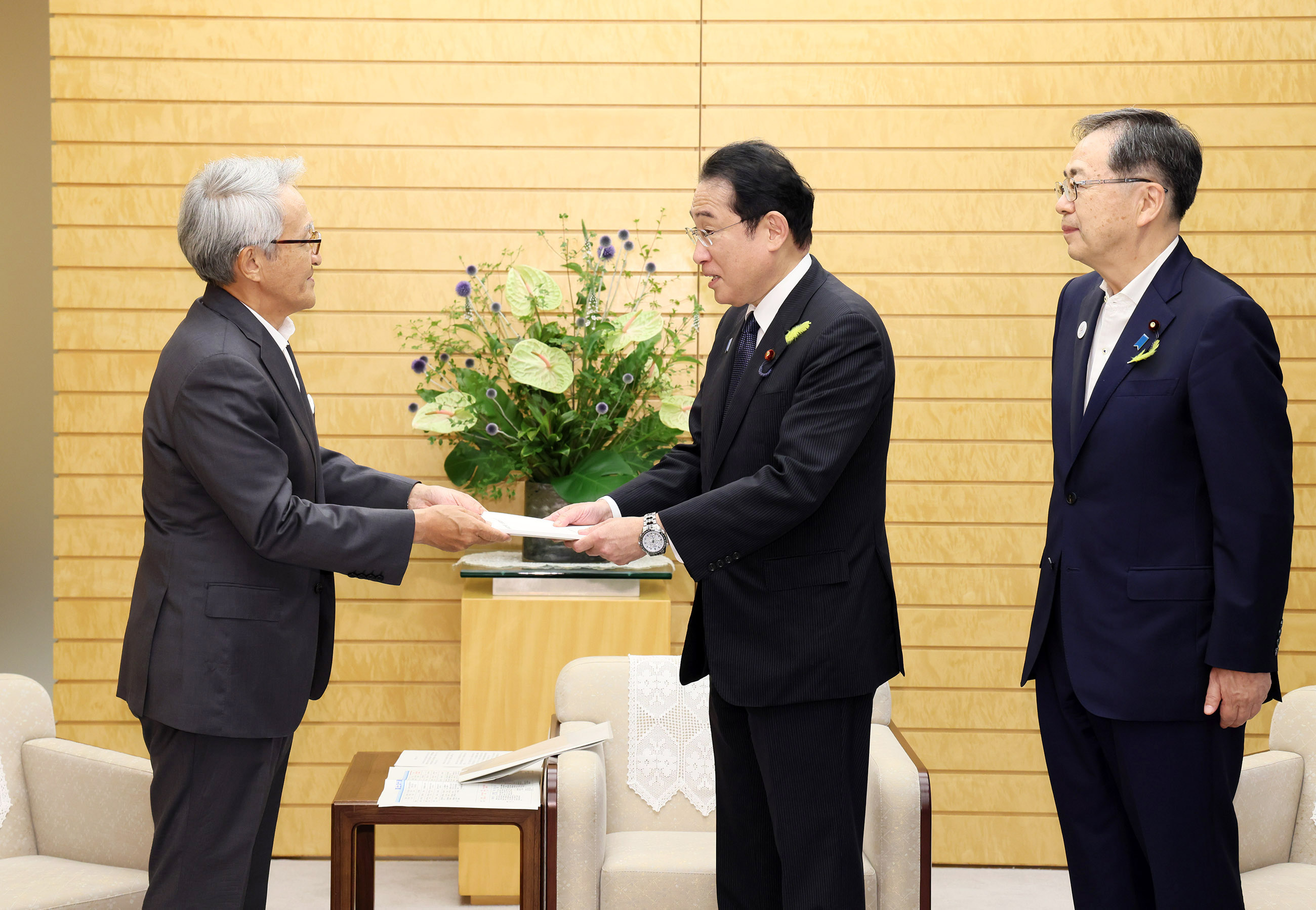 Prime Minister Kishida receiving a report (2)