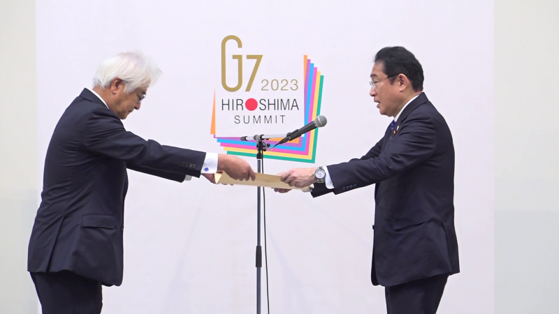 Prime Minister Kishida presenting a certificate of appreciation