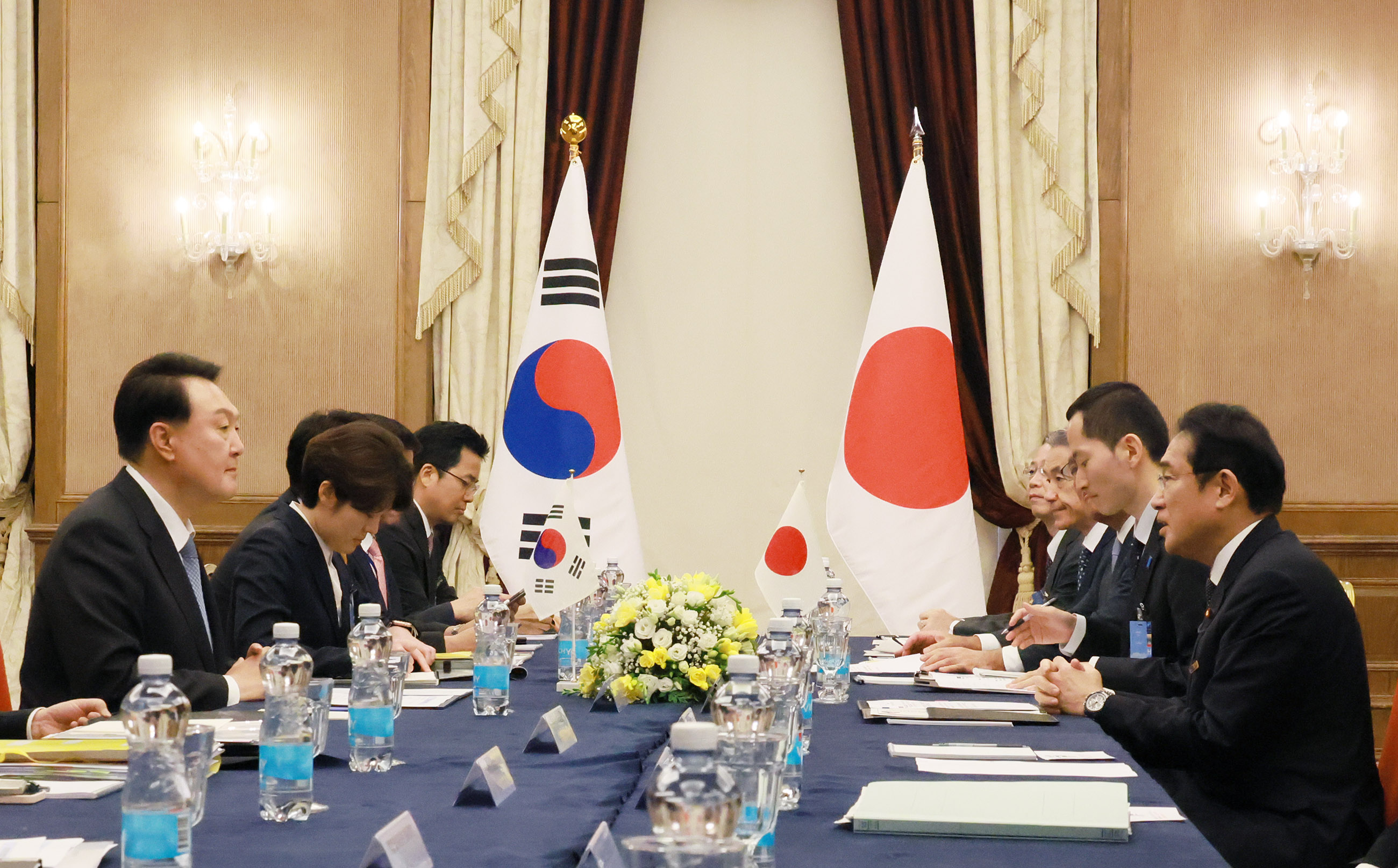 Japan-ROK Summit Meeting (2)