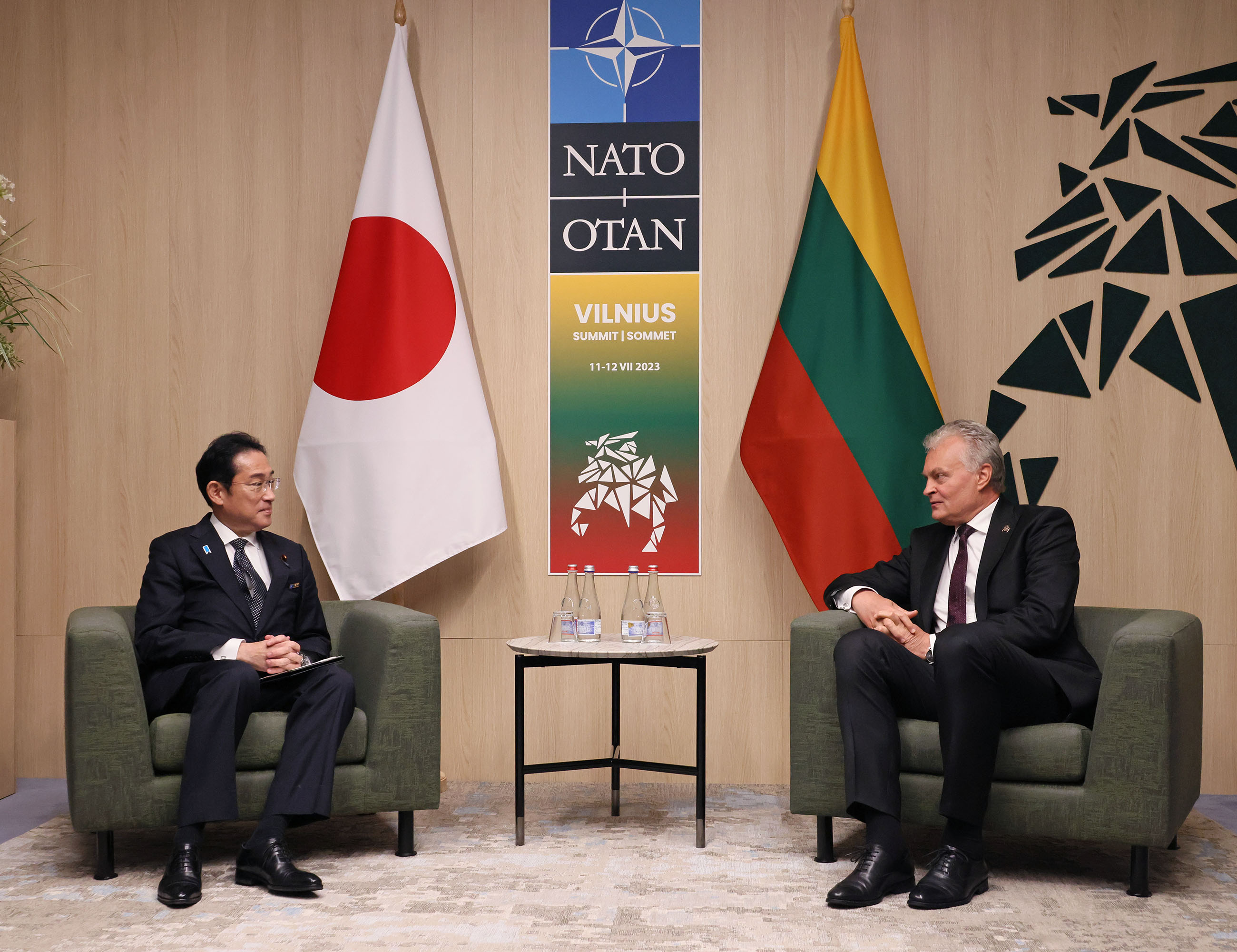 Prime Minister Kishida holding a meeting with Lithuanian President Nausėda