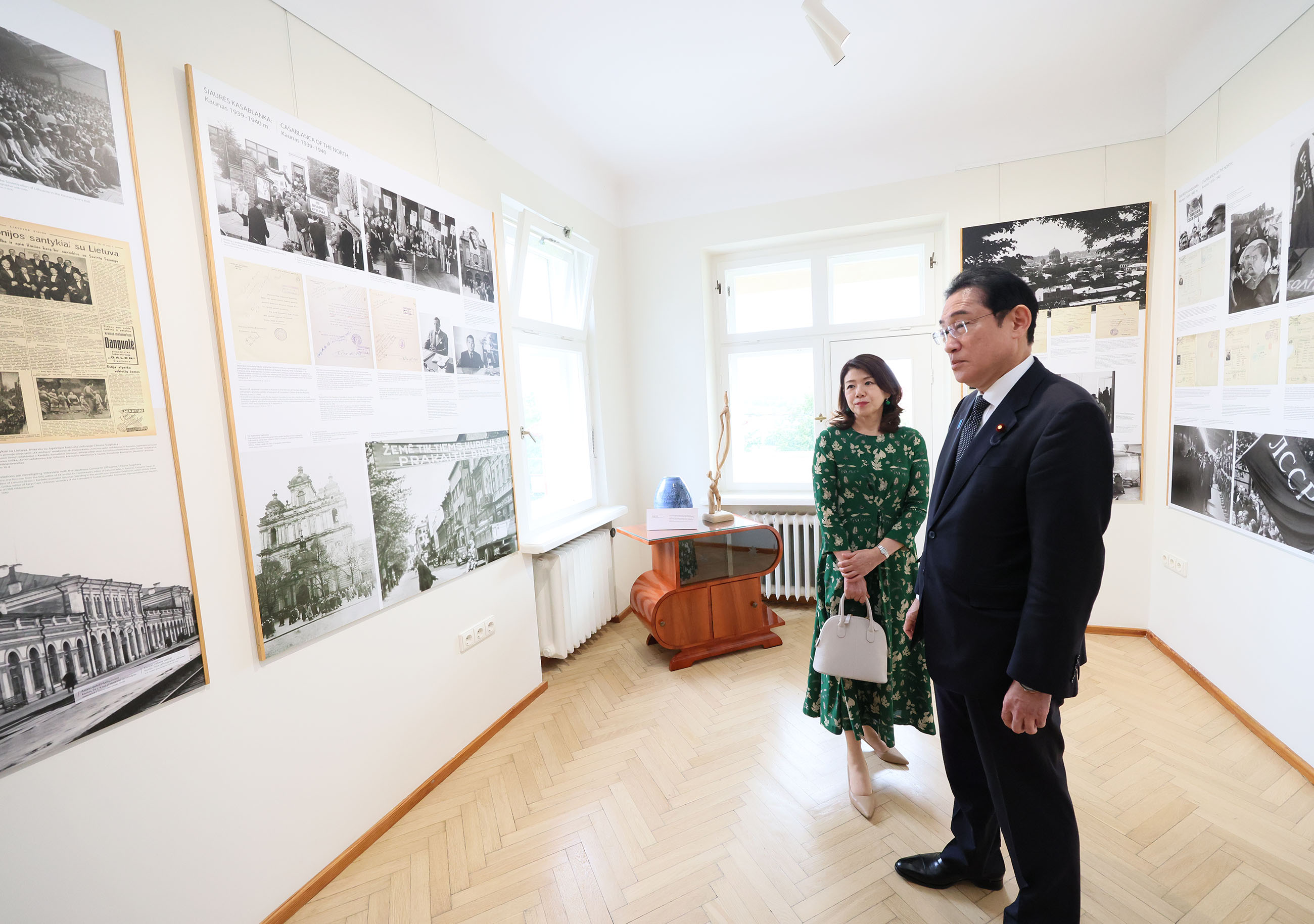 Prime Minister Kishida visiting the Sugihara House (3)
