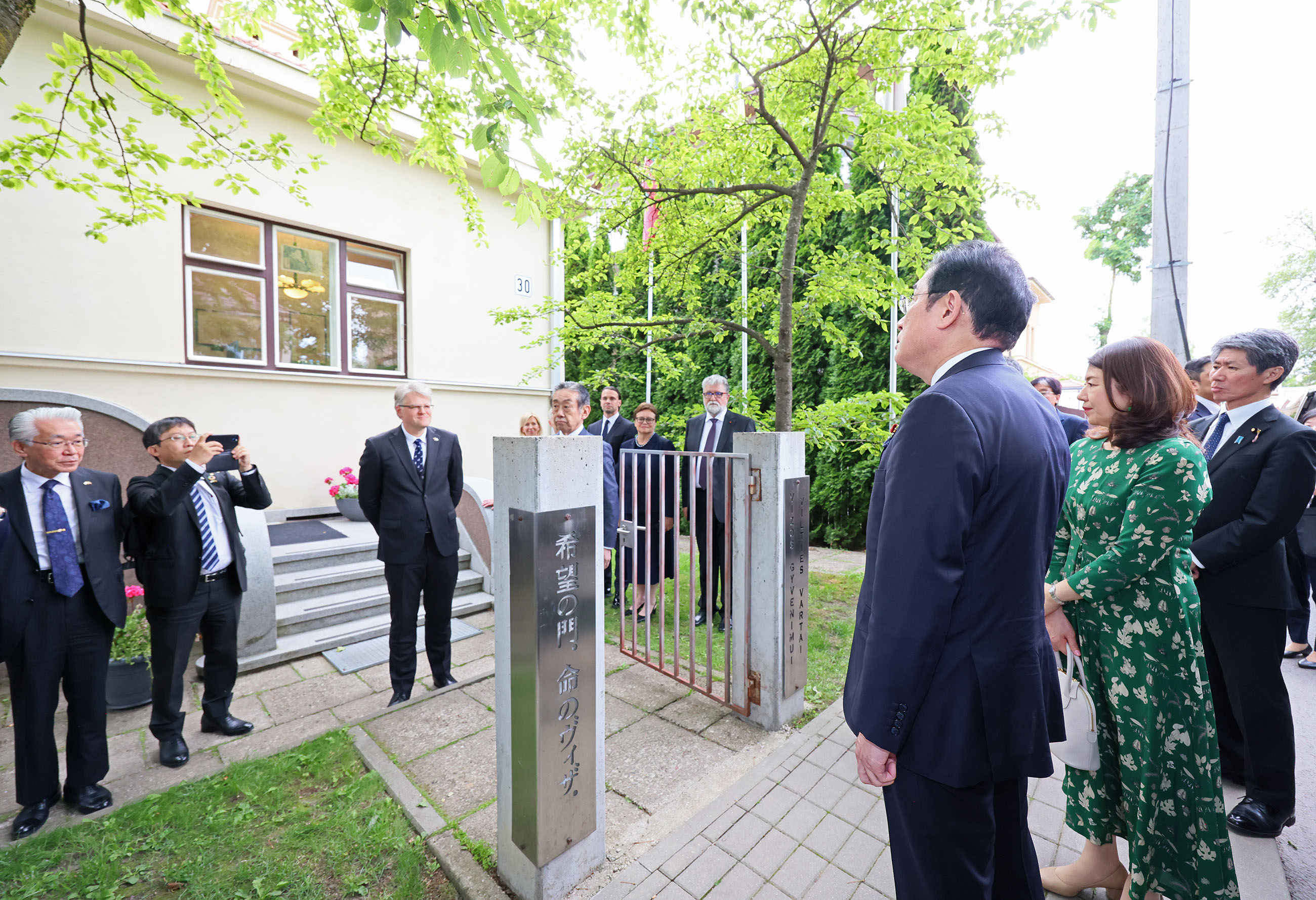 Prime Minister Kishida visiting the Sugihara House (4)