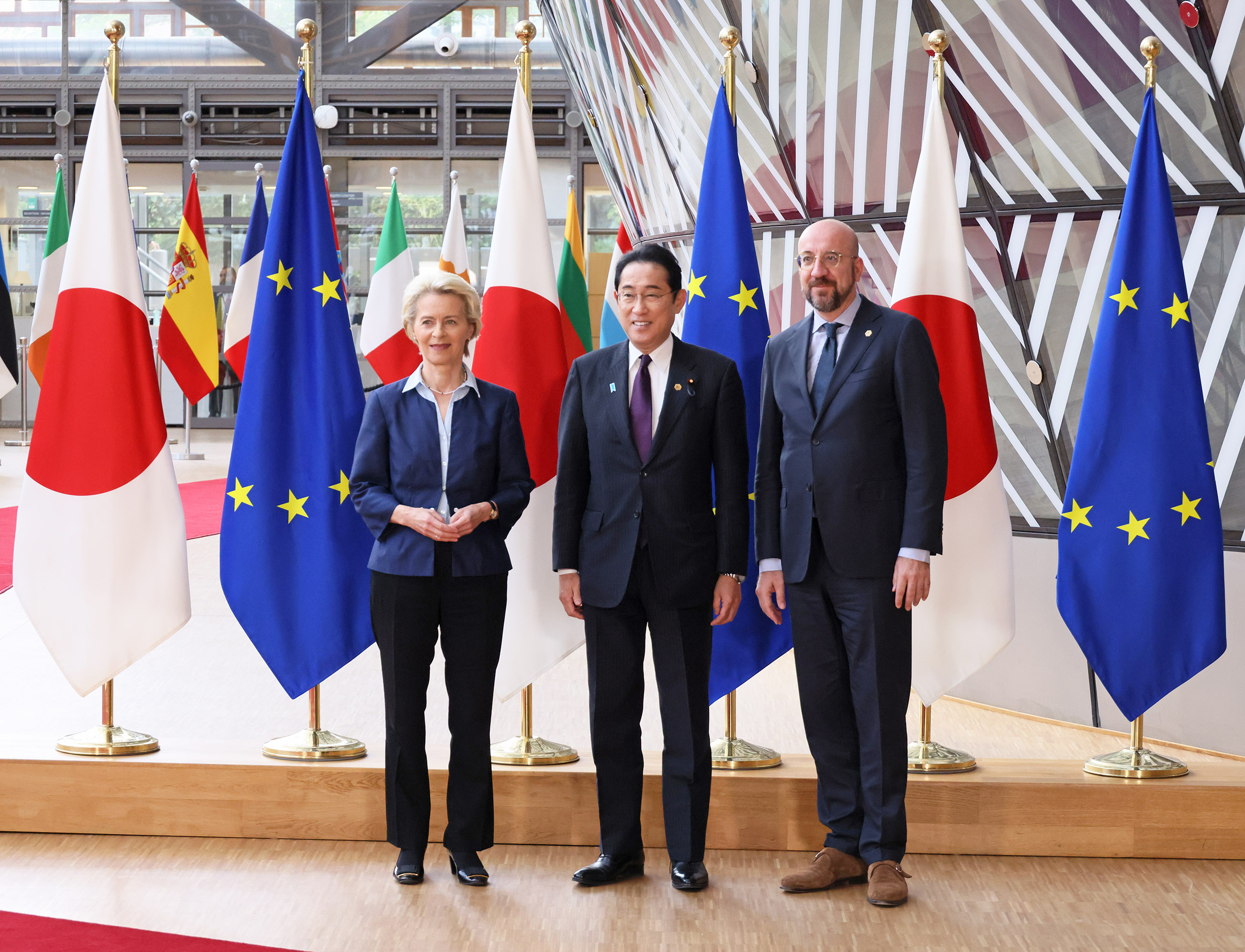 Prime Minister Kishida receiving greetings from President Charles Michel of the European Council and President Ursula von der Leyen of the European Commission (1)